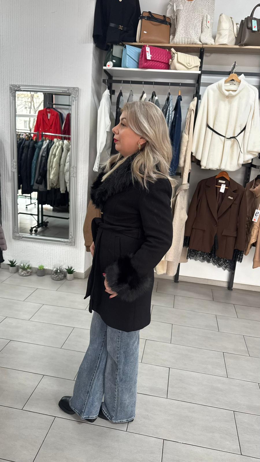 Palton negru cu blană decorativă și cordon în talie