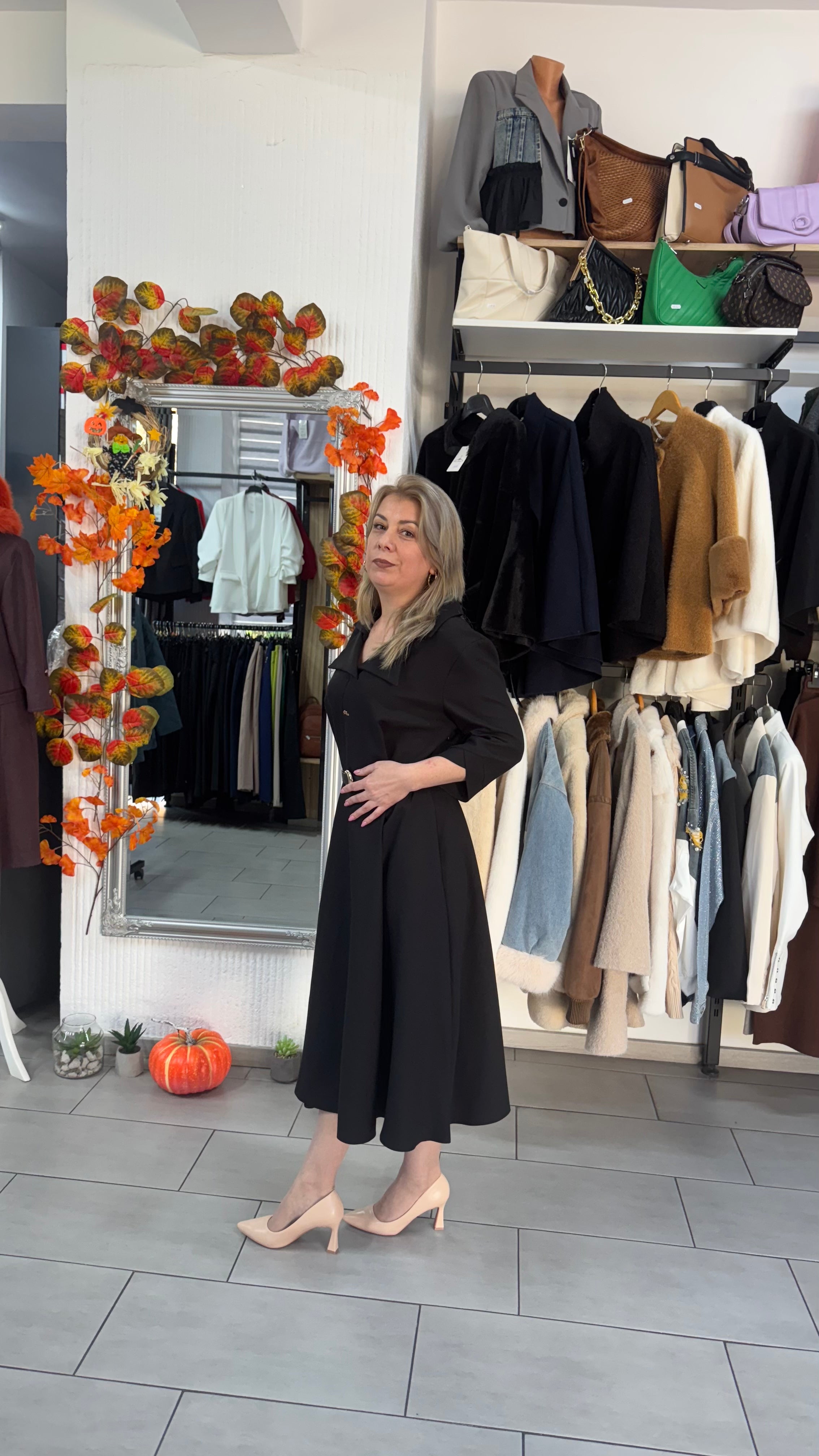 Rochie neagră midi cu guler și cordon în talie