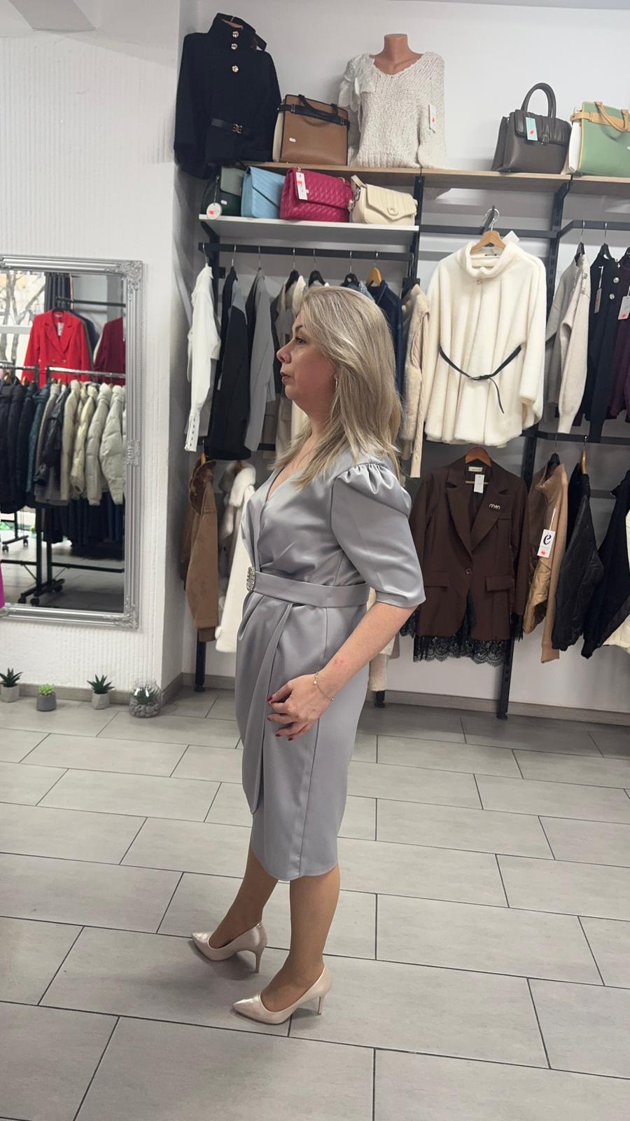 Rochie gri cu decolteu petrecut și accesoriu decorativ în talie