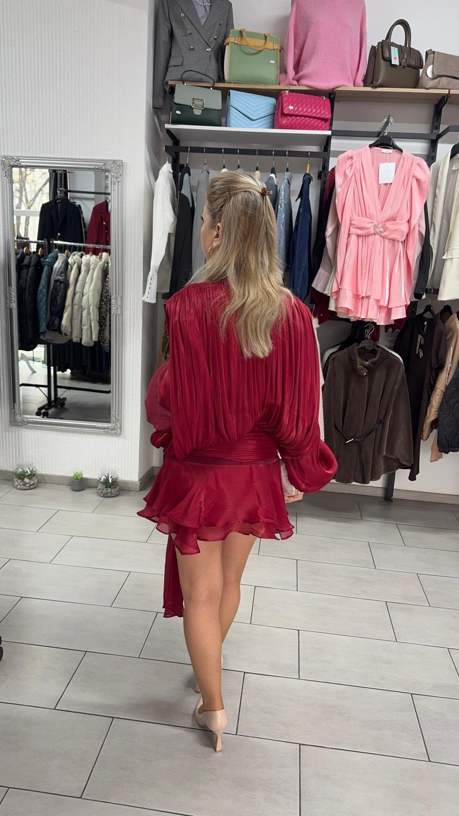 Rochie elegantă din voal roșu cu volane și talie accentuată