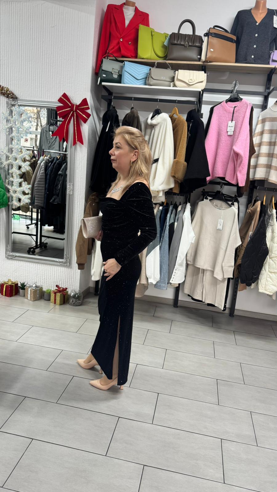 Rochie lungă elegantă din catifea neagră cu sclipici discret