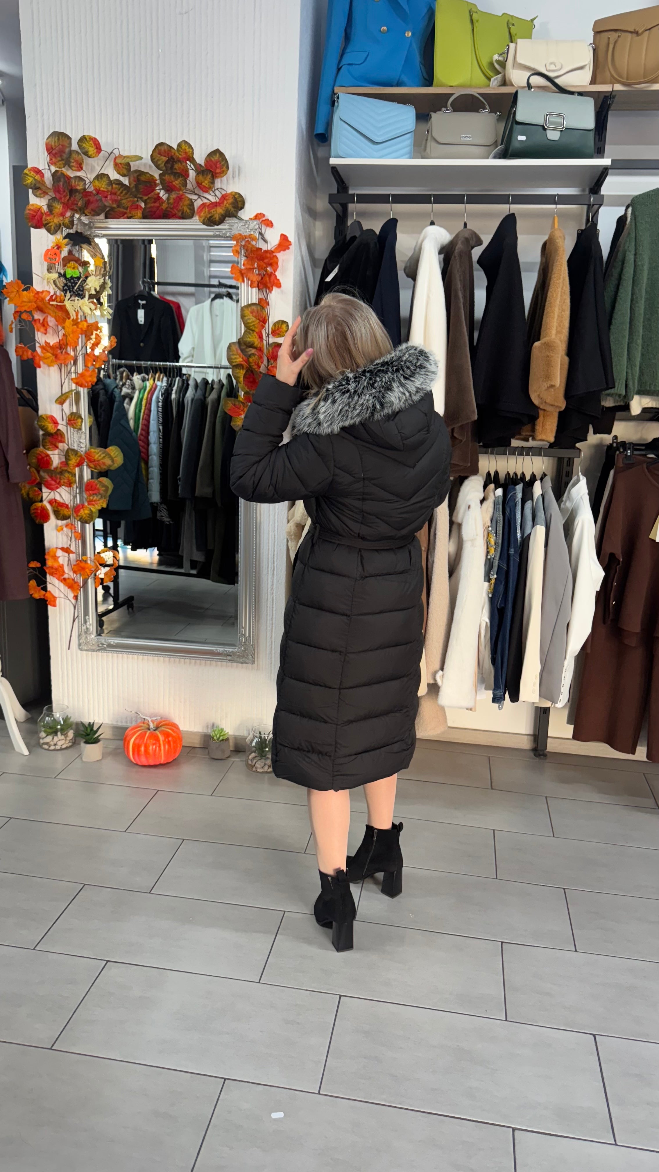 Geacă lungă neagră matlasată cu glugă și blăniță