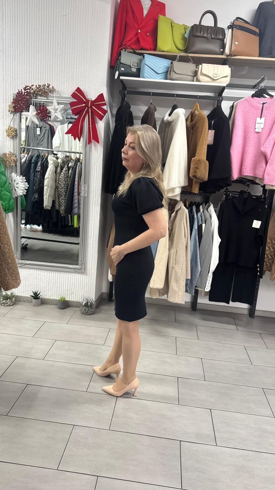 Rochie neagră elegantă din tricot fin cu aplicație decorativă aurie