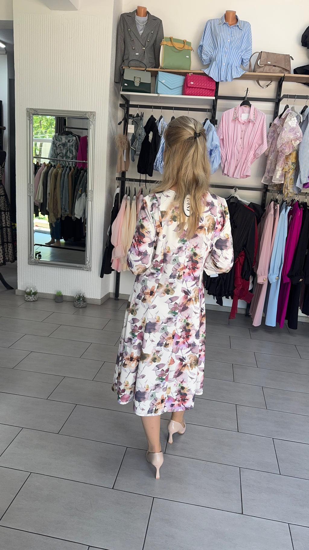 Rochie Midi în Cloș Albă cu Imprimeu Floral Lila și Mâneci Trei Sferturi