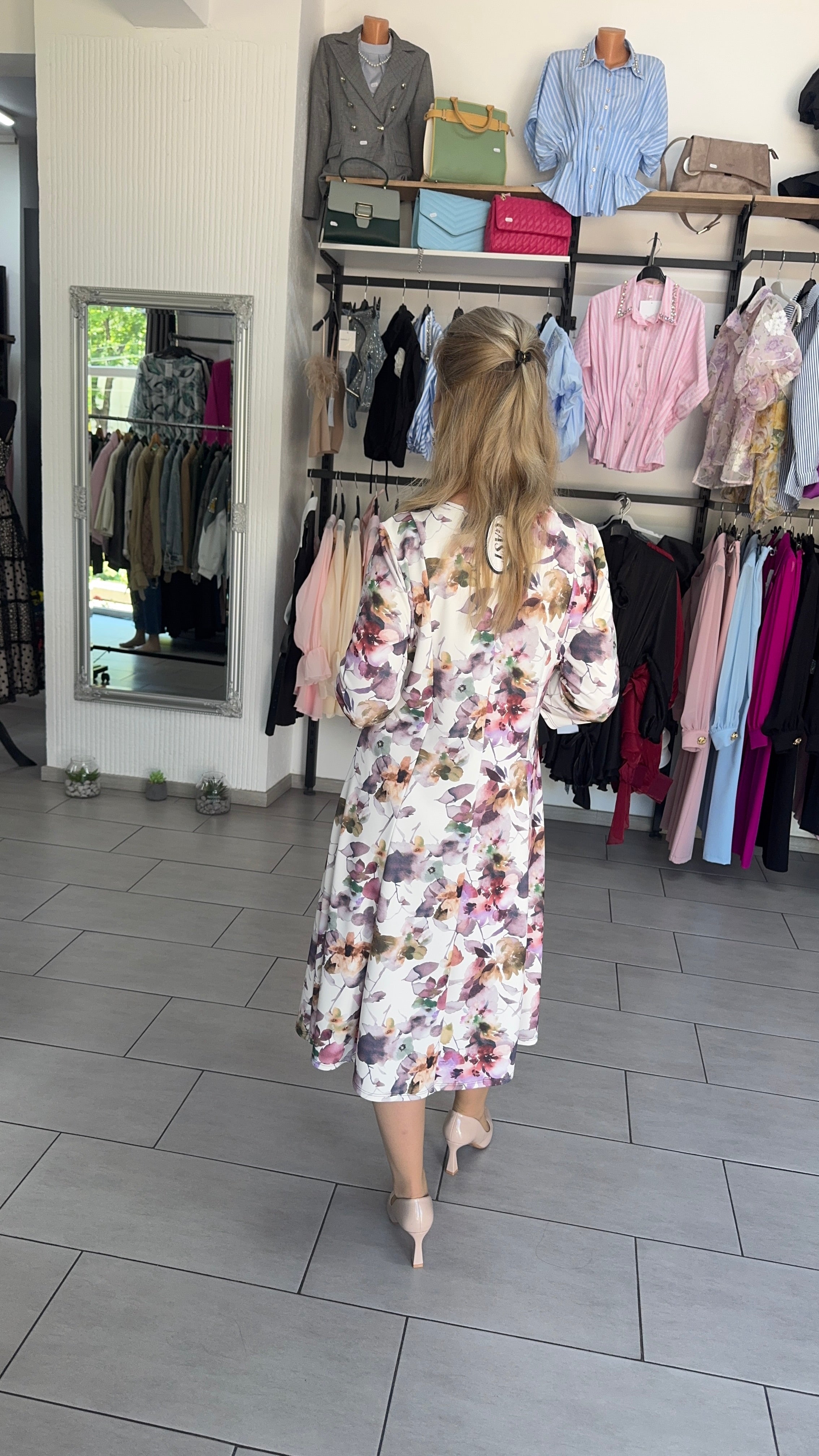 Rochie Midi în Cloș Albă cu Imprimeu Floral Lila și Mâneci Trei Sferturi