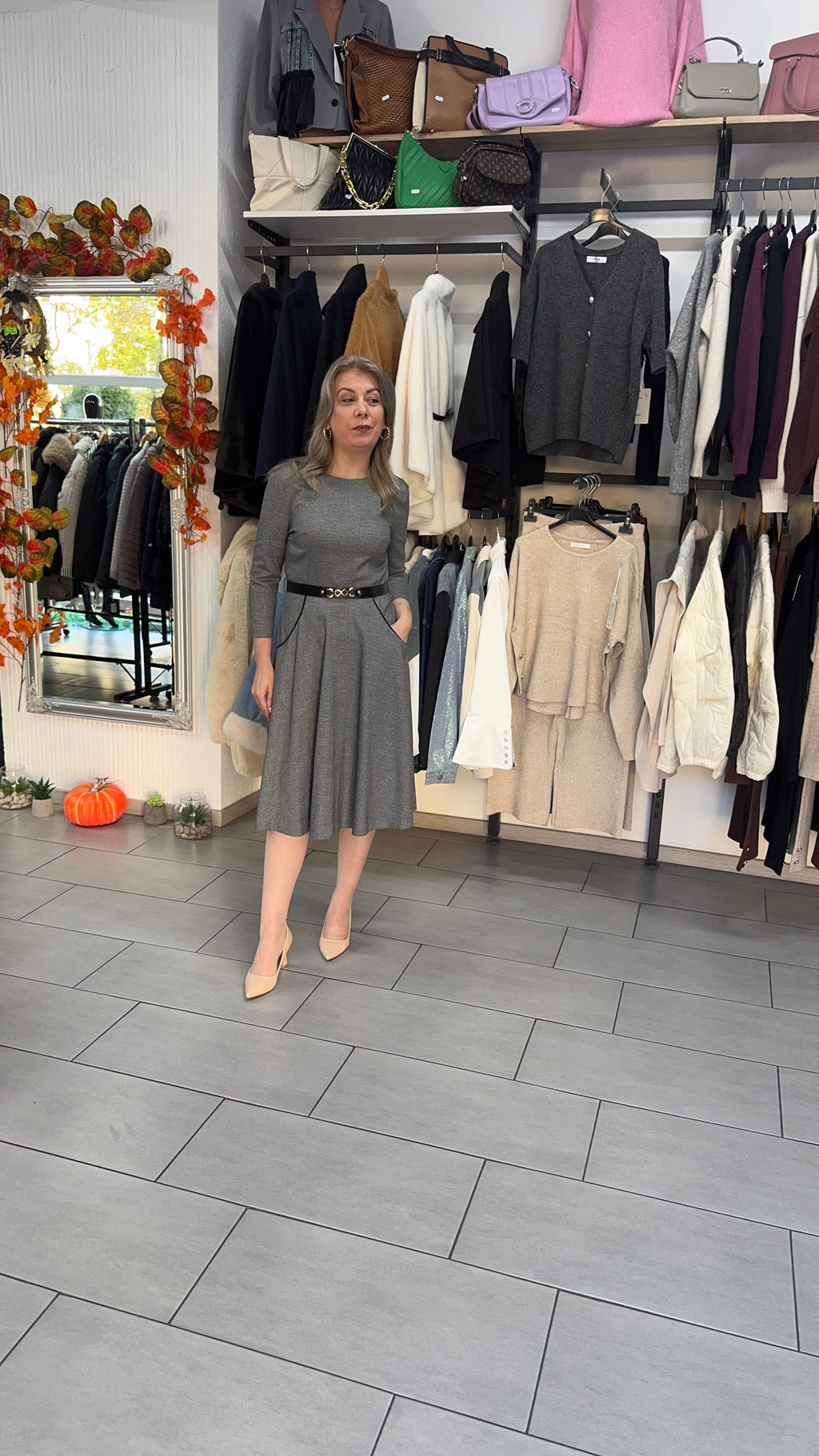 Rochie gri midi din tricot fin cu buzunare și cordon subțire