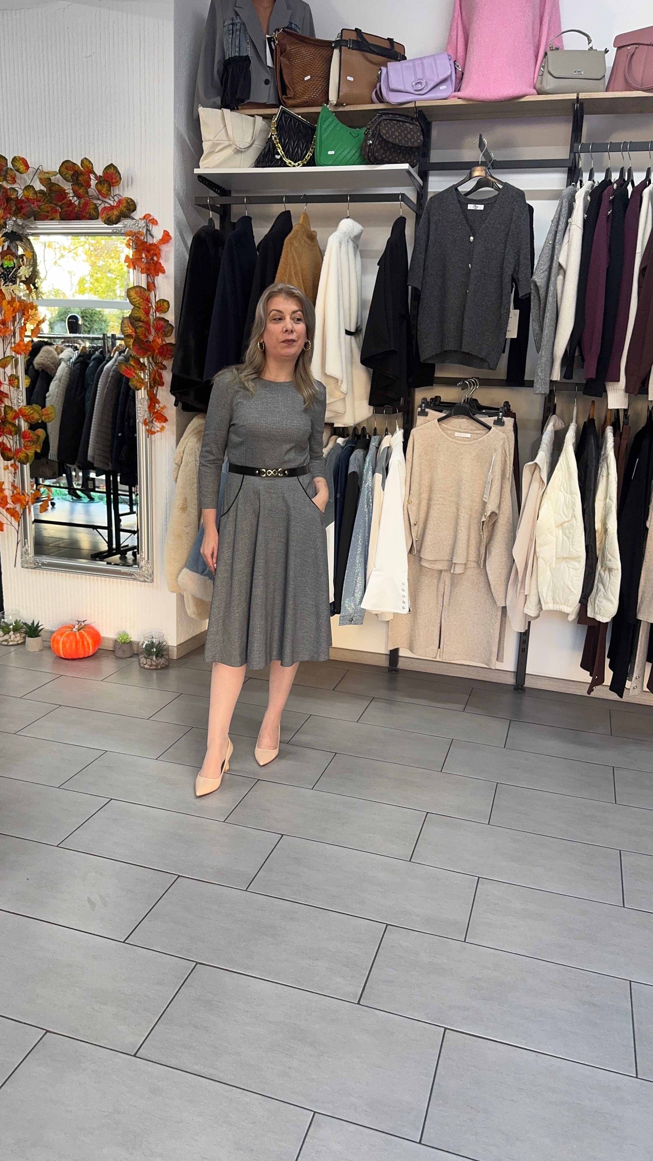 Rochie gri midi din tricot fin cu buzunare și cordon subțire