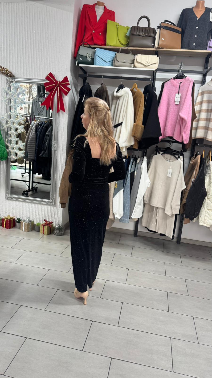 Rochie lungă elegantă din catifea neagră cu sclipici discret