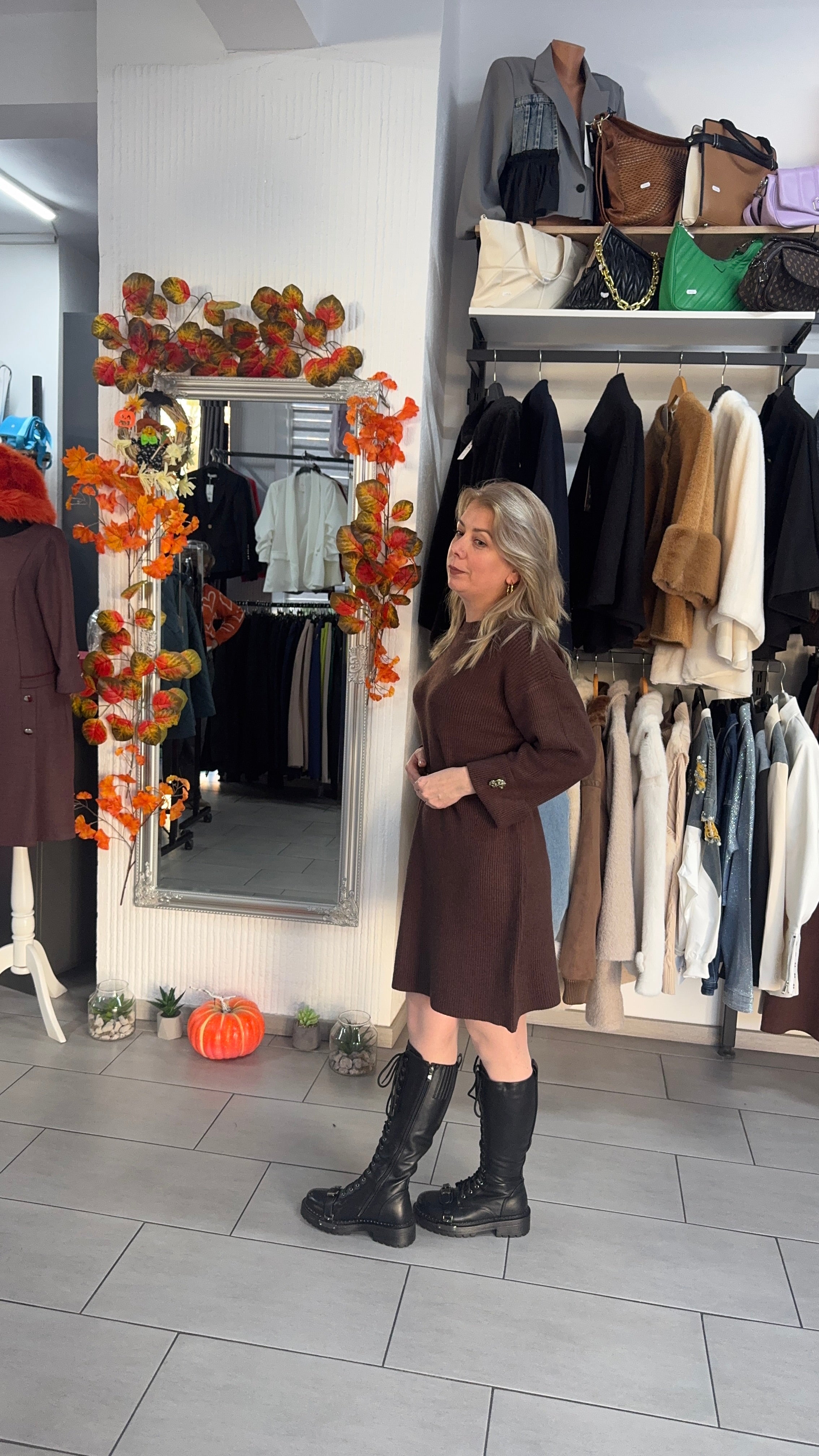 Rochie tricotată maro cu croi lejer și curea subțire