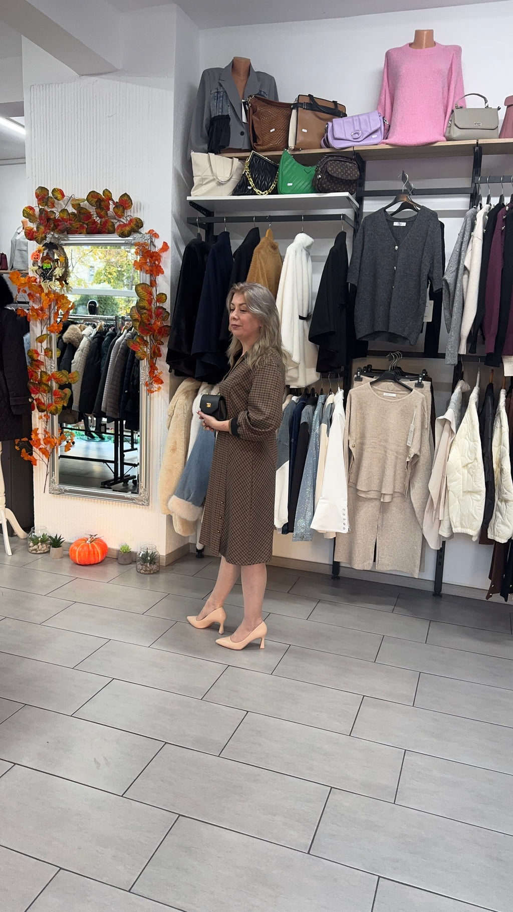 Rochie midi maro cu guler și imprimeu în carouri fine