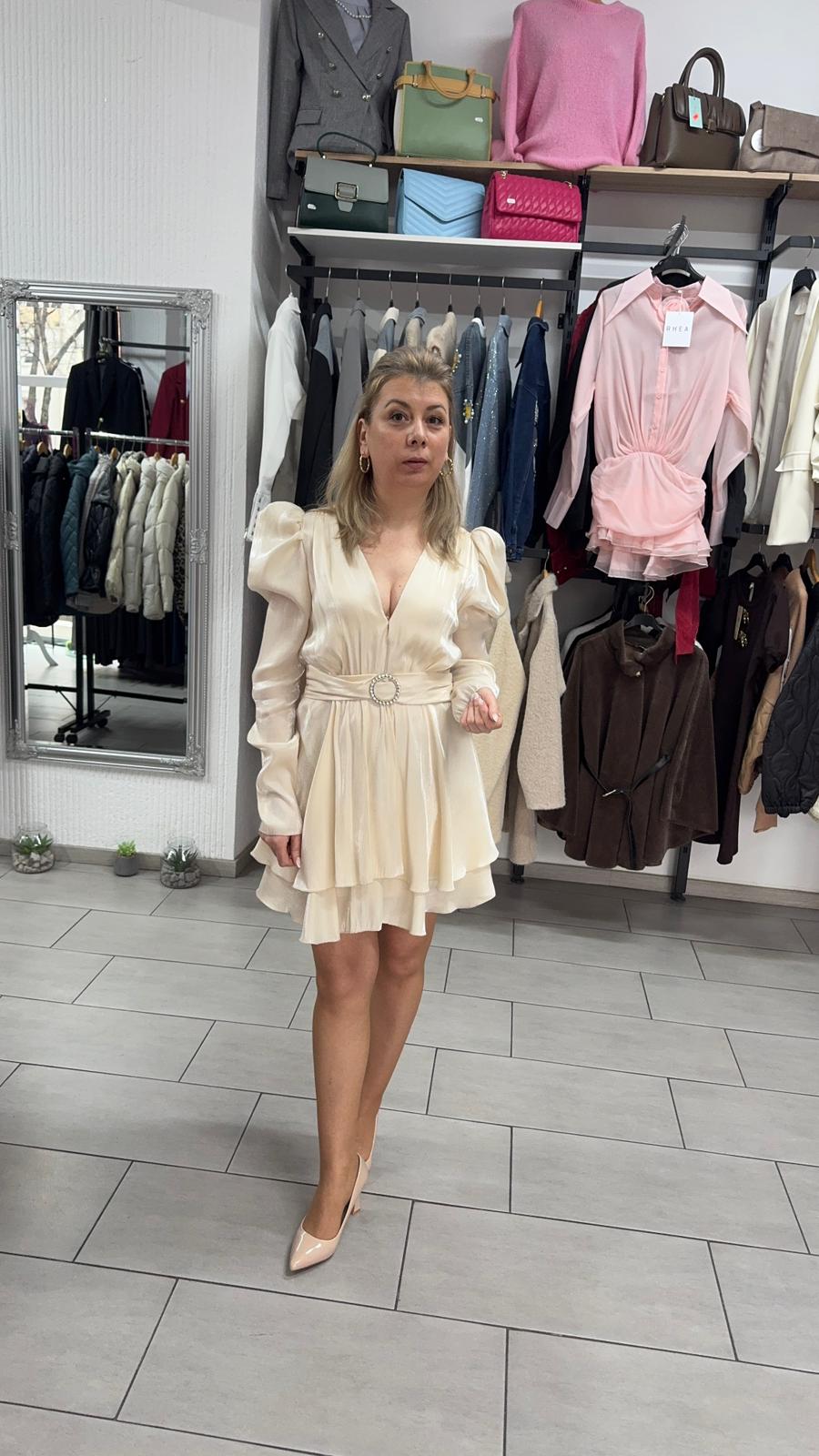 Rochie elegantă crem cu volane și curea în talie