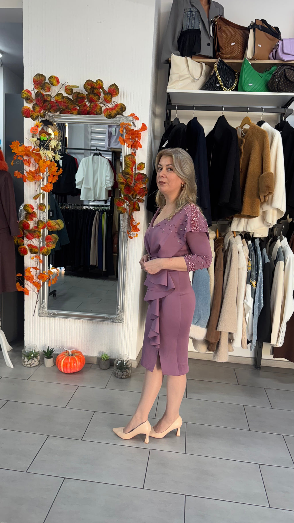 Rochie lila cu perle aplicate și detaliu peplum