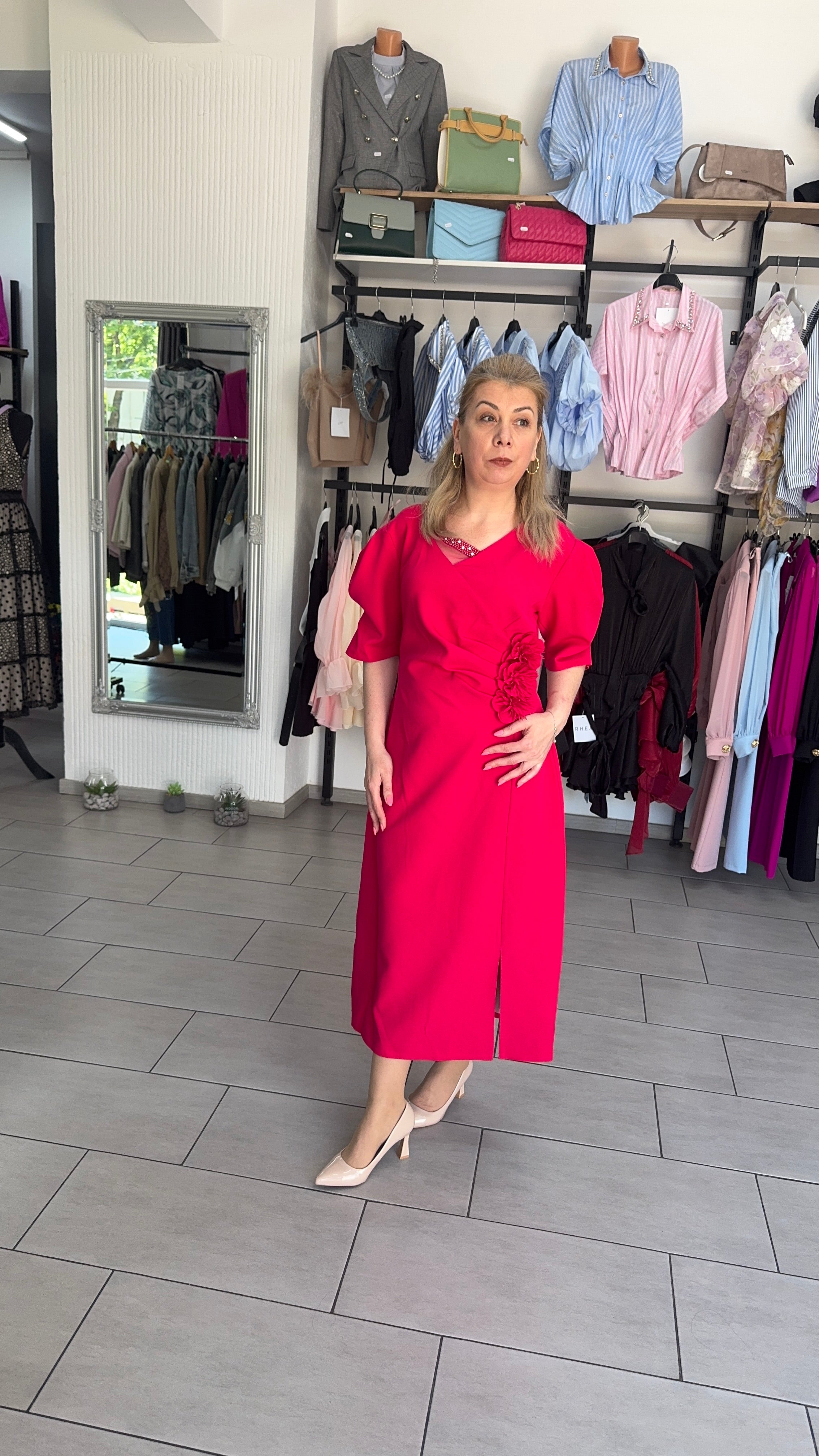 Rochie Midi Fucsia Elegantă cu Flori Aplicate și Decolteu în V