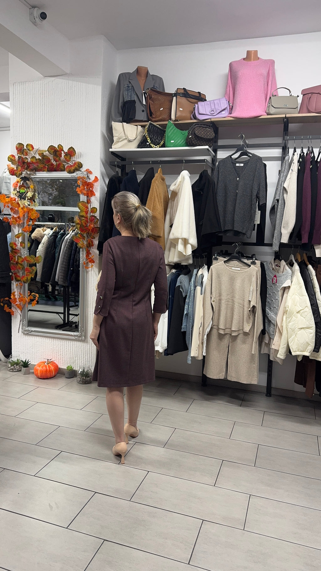 Rochie midi vișinie cu nasturi decorativi pe lateral