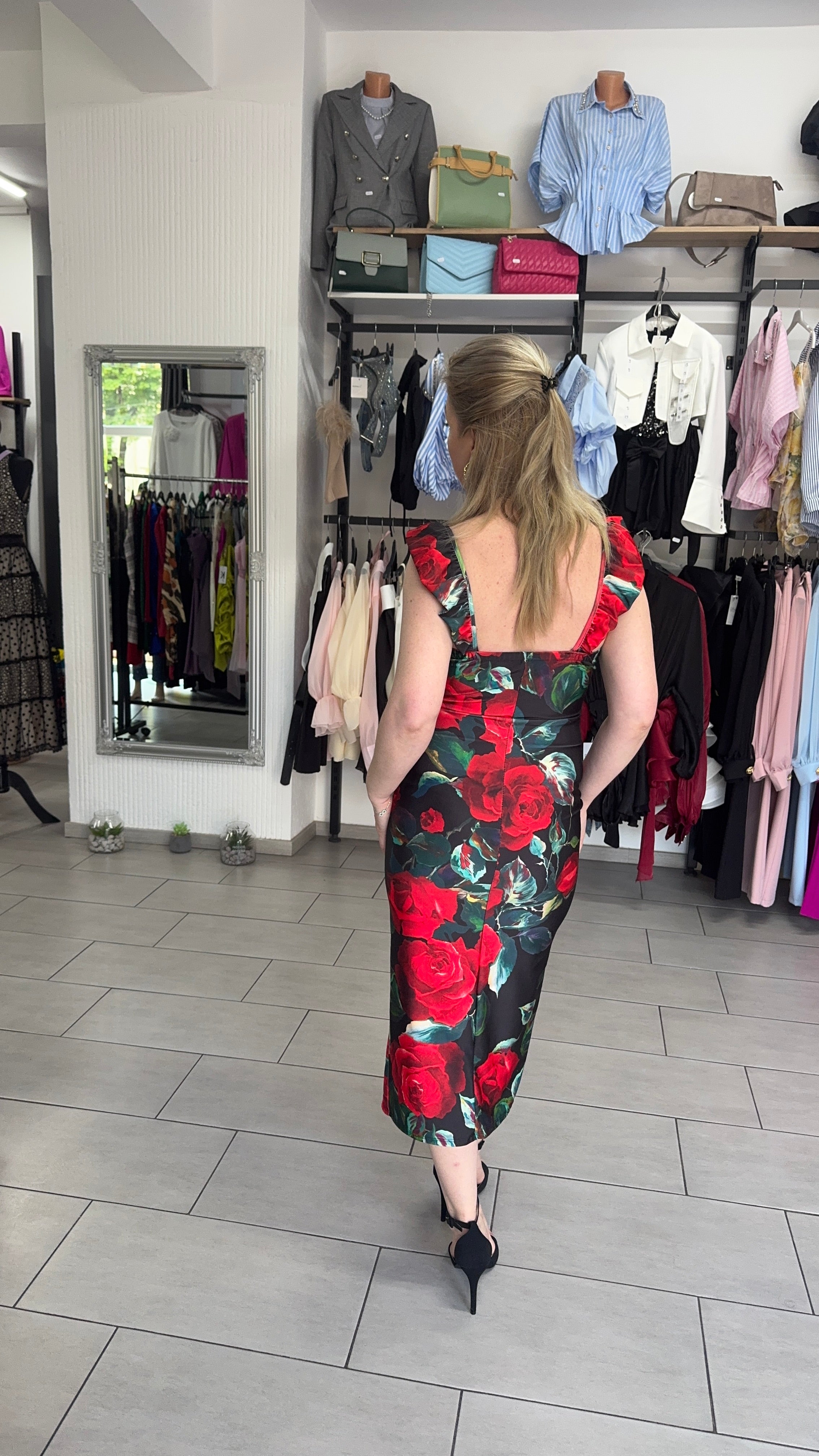 Rochie Midi Elegantă Neagră Tip Corset cu Imprimeu Trandafiri Roșii