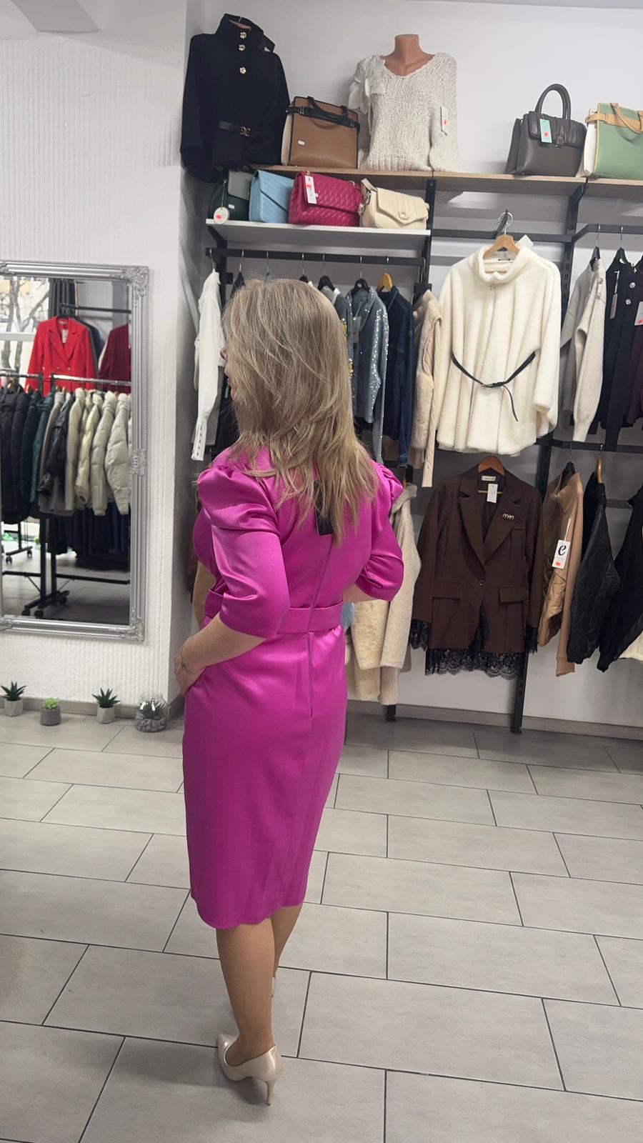 Rochie fuchsia cu decolteu petrecut și accesoriu decorativ în talie