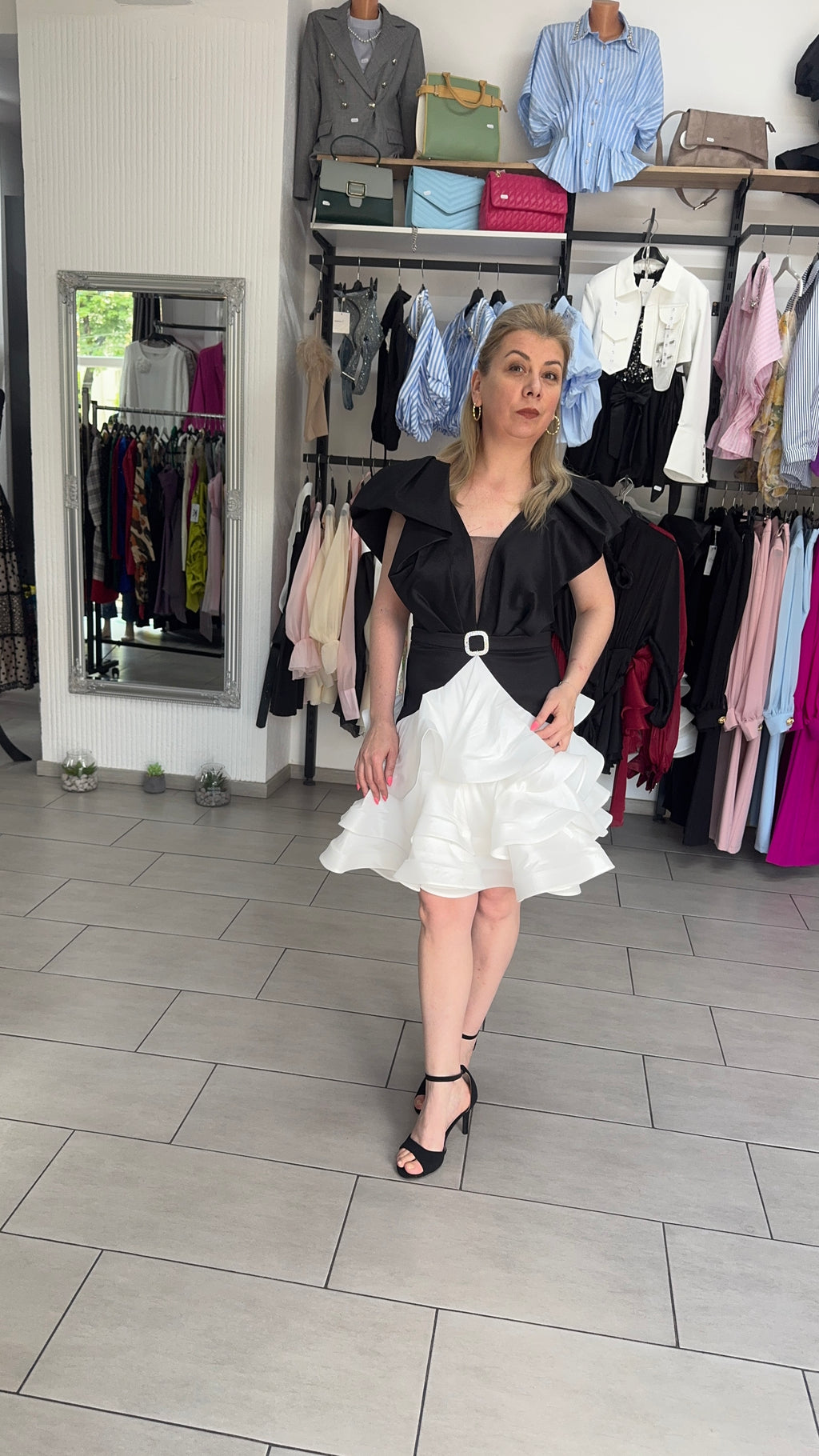 Rochie Scurtă de Ocazie Alb-Negru cu Volane și Cataramă cu Strasuri