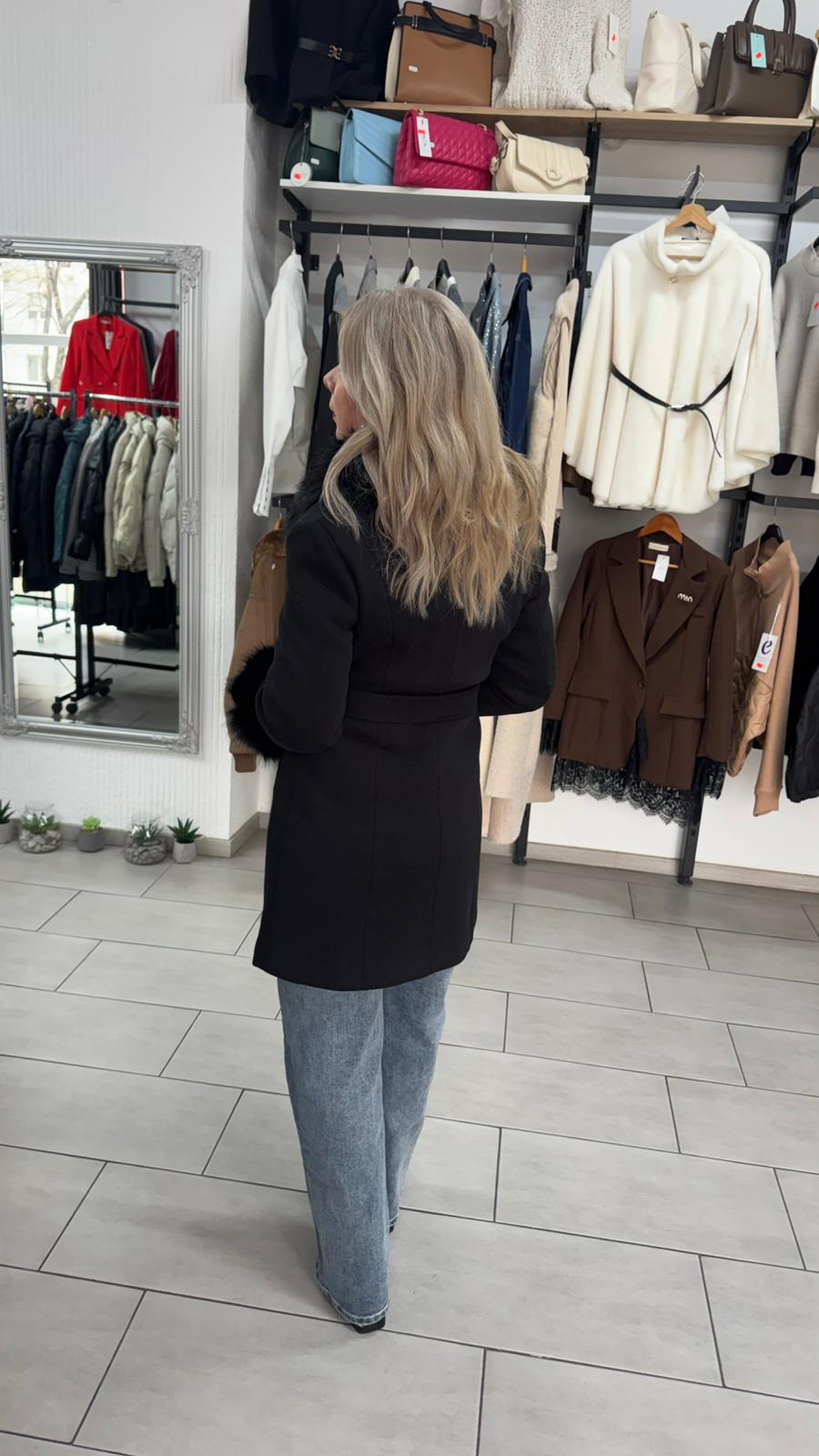 Palton negru cu blană decorativă și cordon în talie