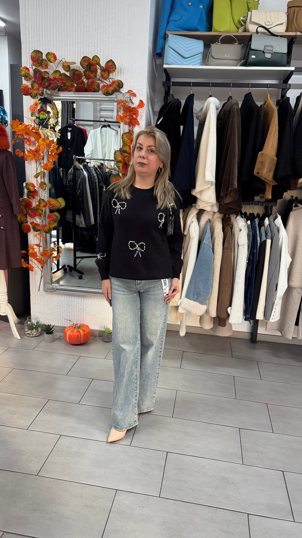 Pulover negru cu fundițe din perle aplicate