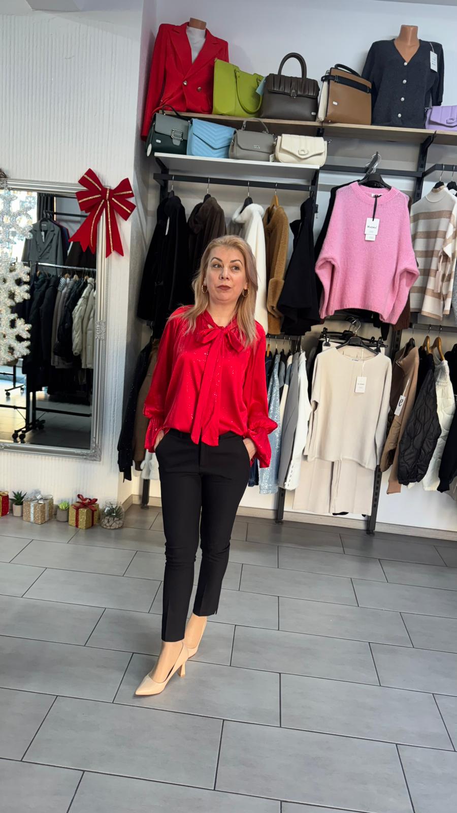 Bluză elegantă roșie cu fundă decorativă și mâneci vaporoase