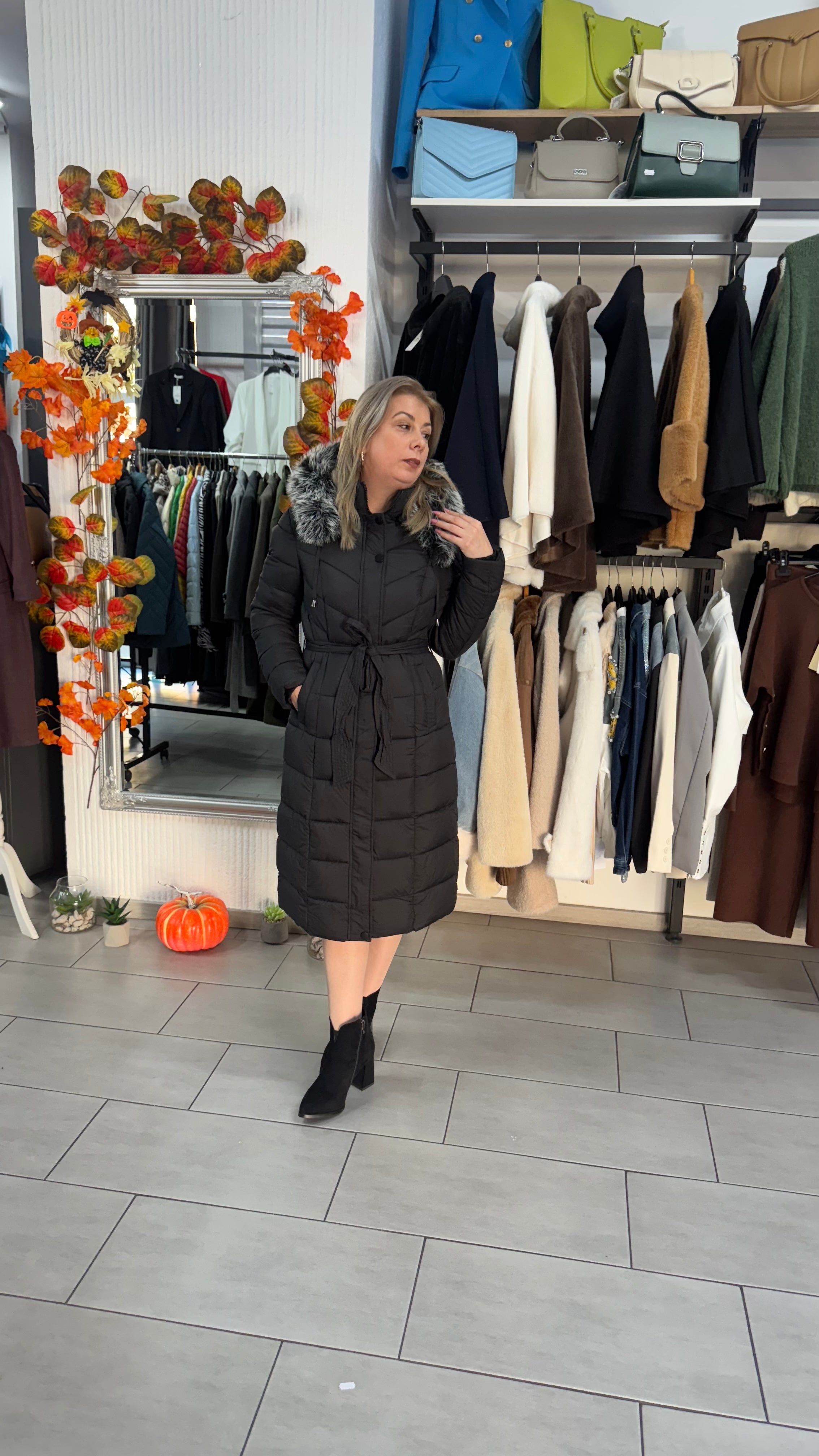 Geacă lungă neagră matlasată cu glugă și blăniță