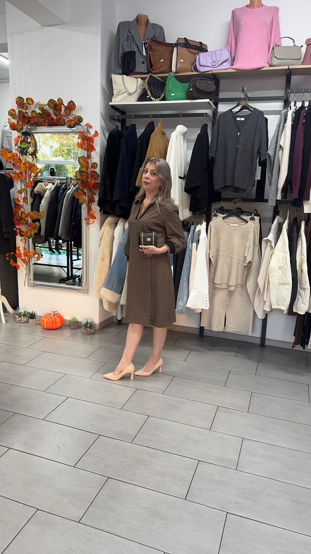 Rochie midi maro cu guler și imprimeu în carouri fine