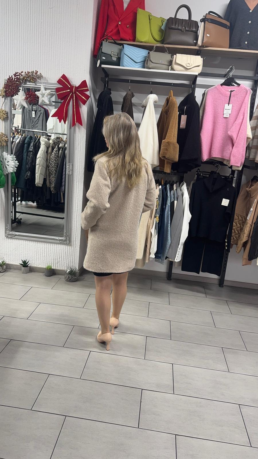 Haină tip blăniță crem, cu croi drept și închidere cu un nasture