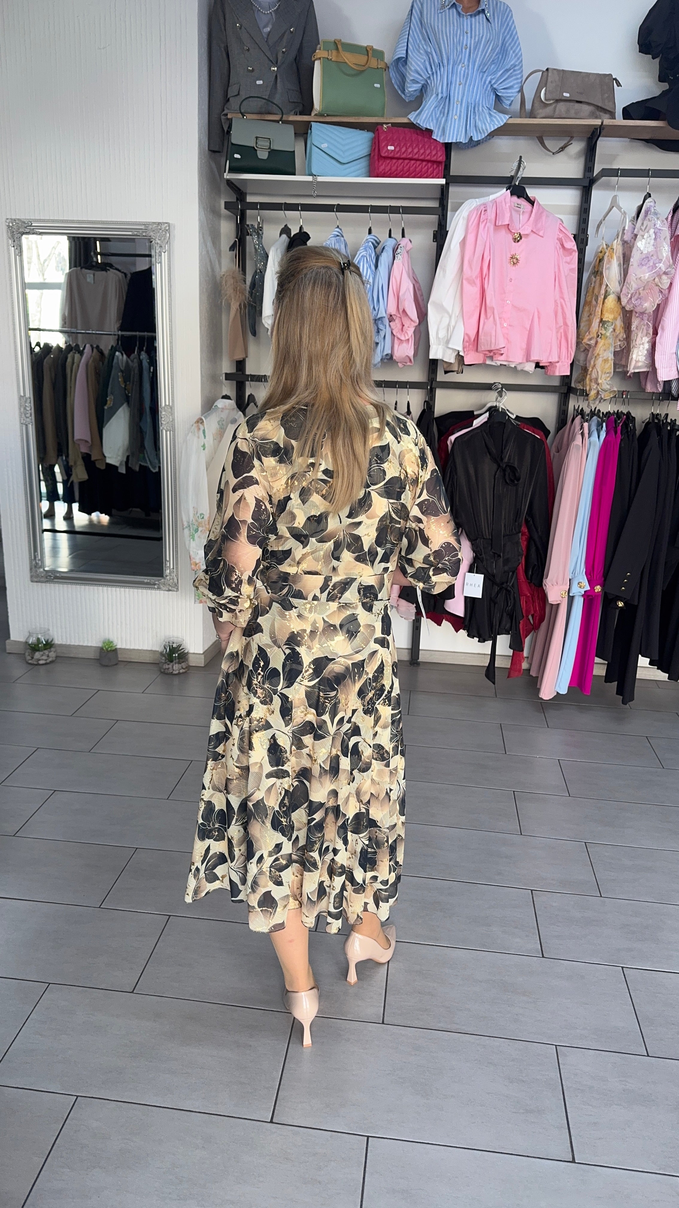 Rochie midi elegantă cu imprimeu floral bej-negru și cordon în talie