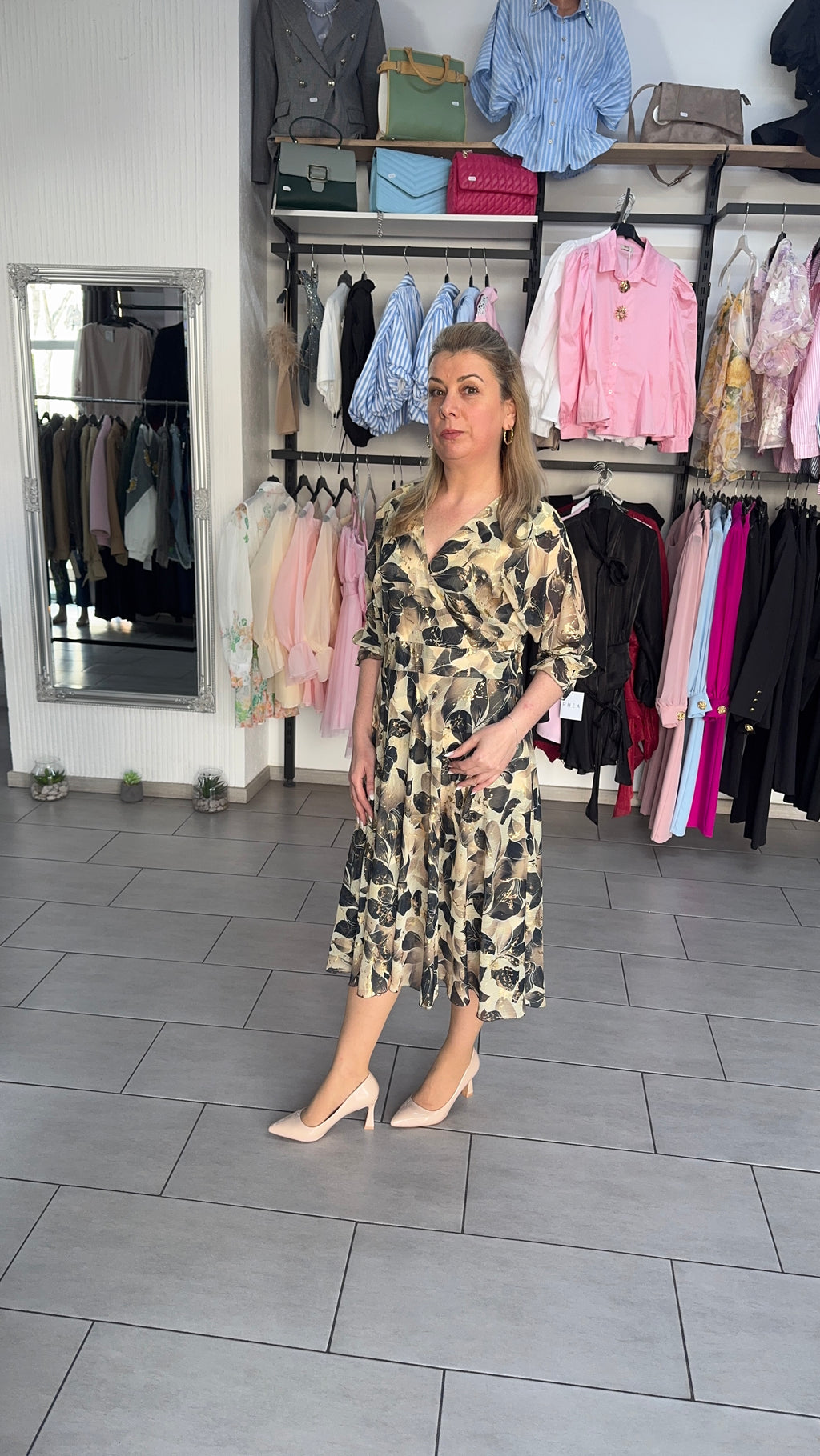 Rochie midi elegantă cu imprimeu floral bej-negru și cordon în talie