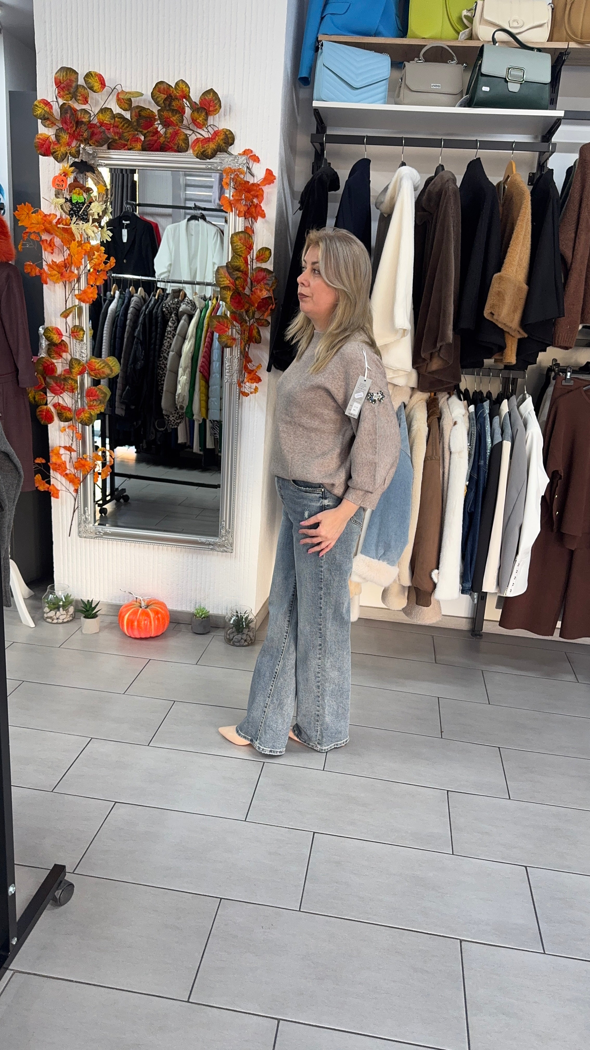 Pulover bej cu detaliu broșă pe mânecă