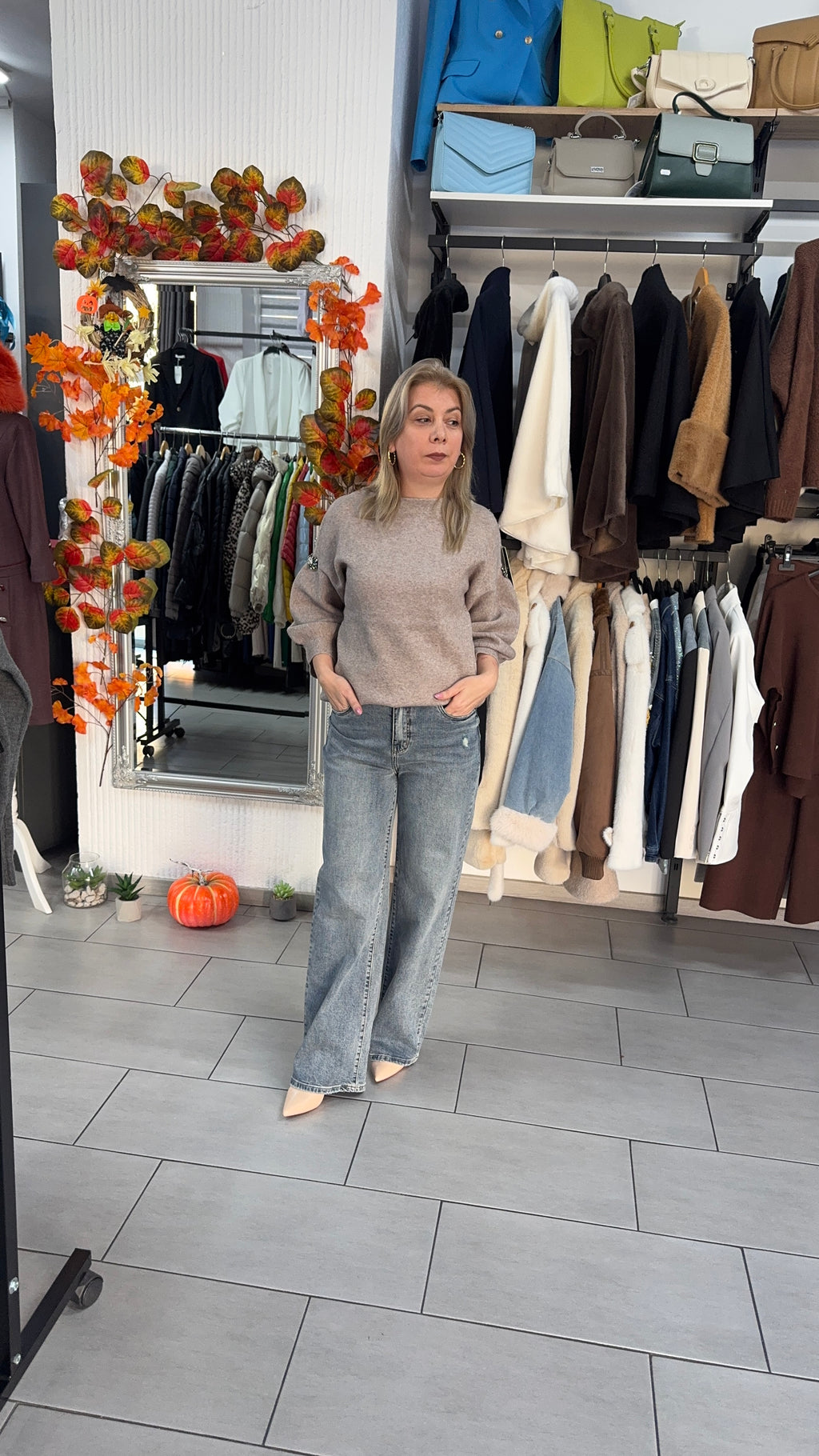 Pulover bej cu detaliu broșă pe mânecă