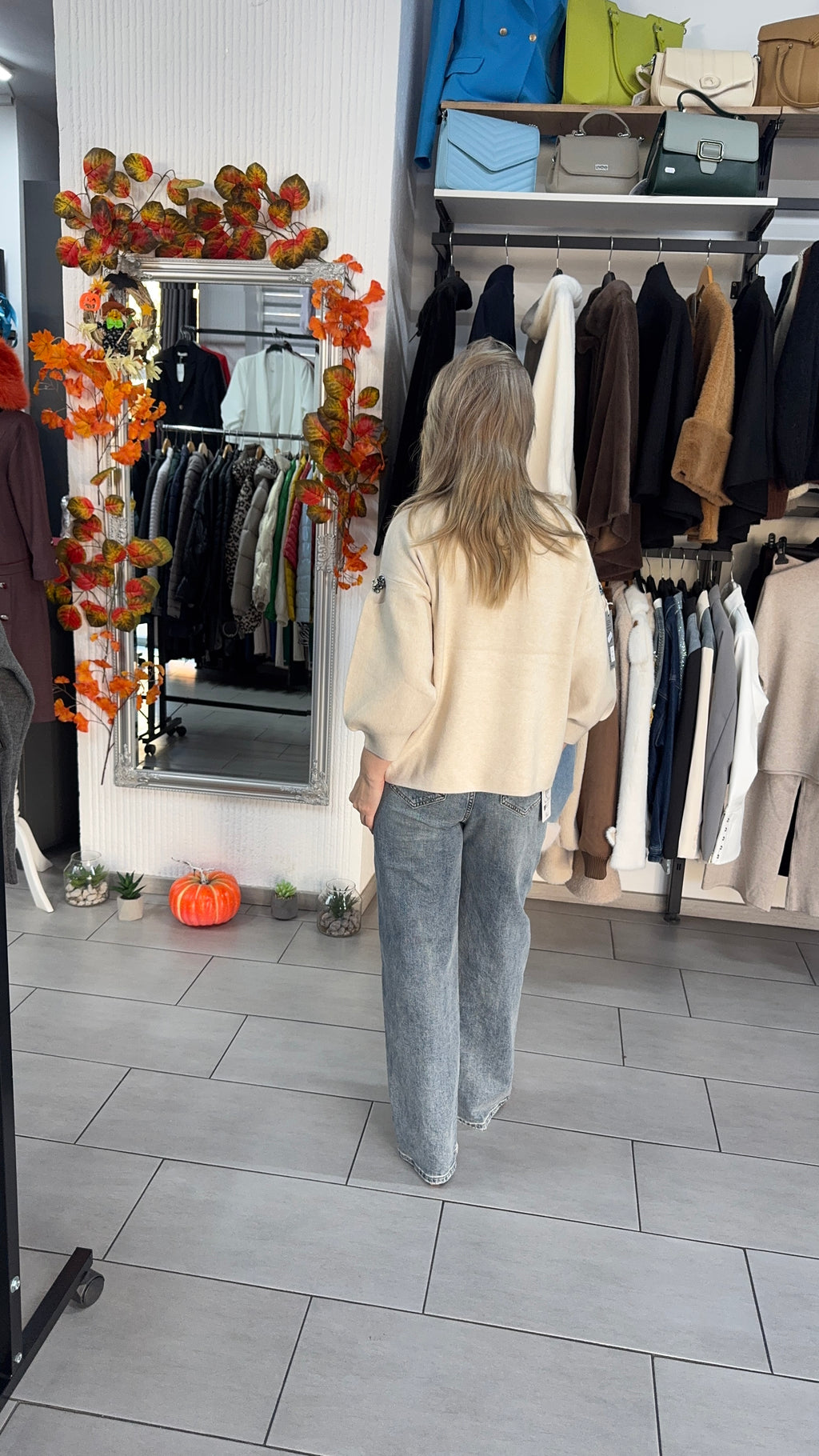 Bluza bej basic cu mâneci bufante