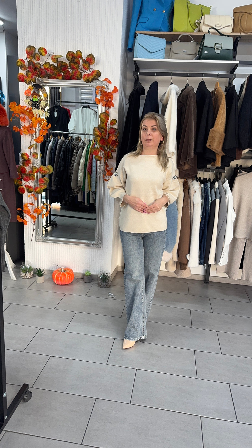 Bluza bej basic cu mâneci bufante