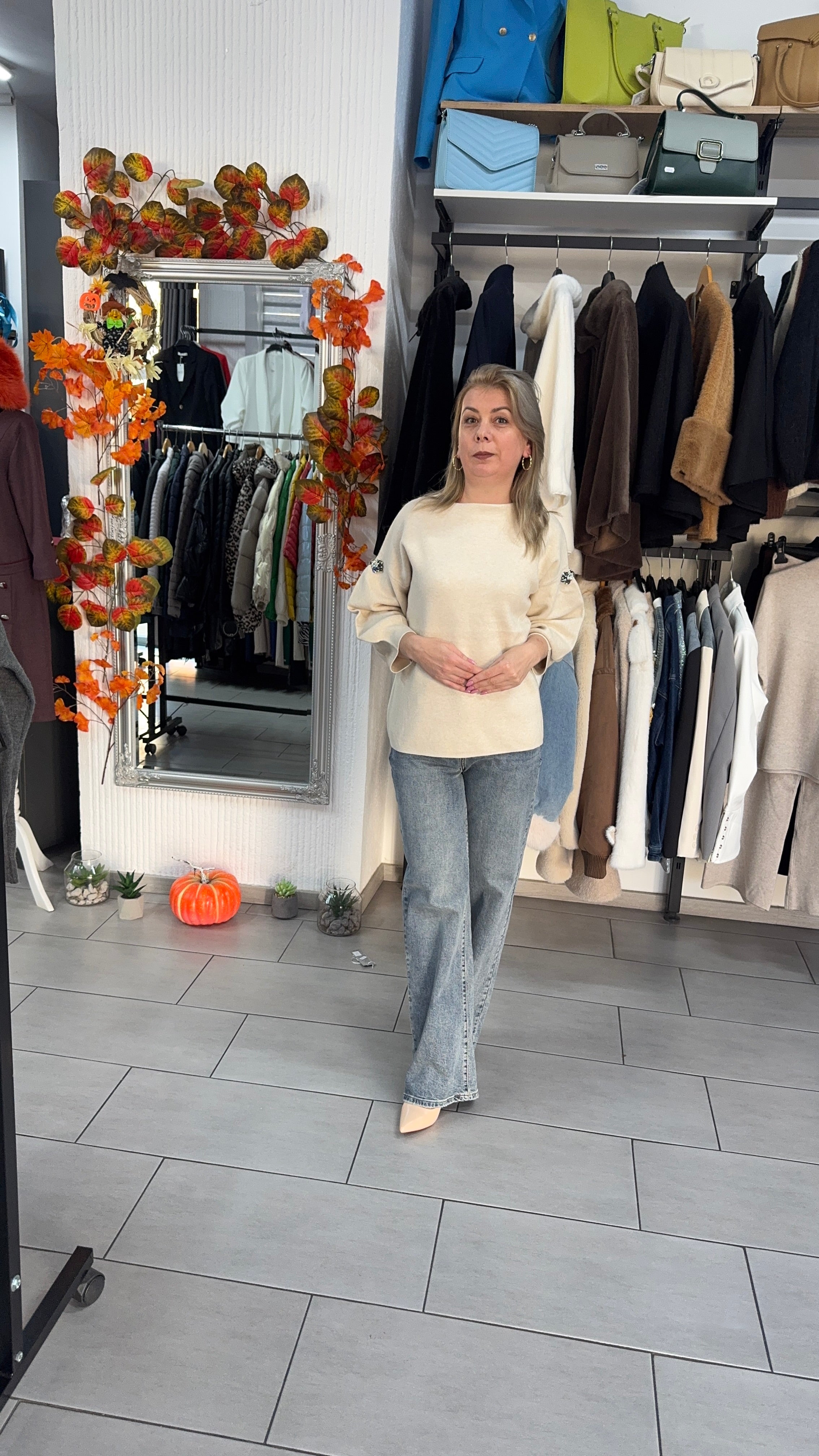 Bluza bej basic cu mâneci bufante