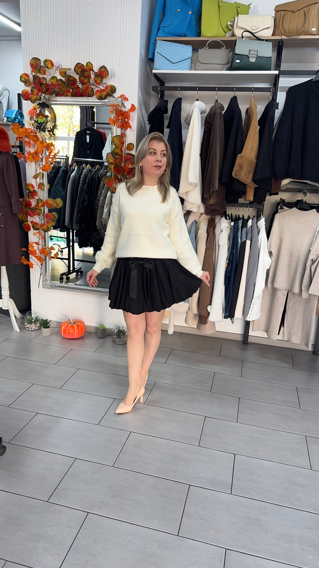 Fustă neagră cu fundă satinată