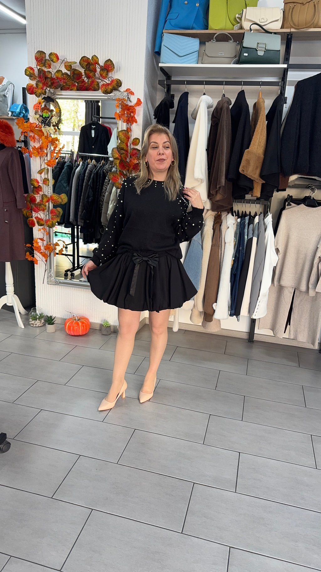 Fustă neagră cu fundă satinată