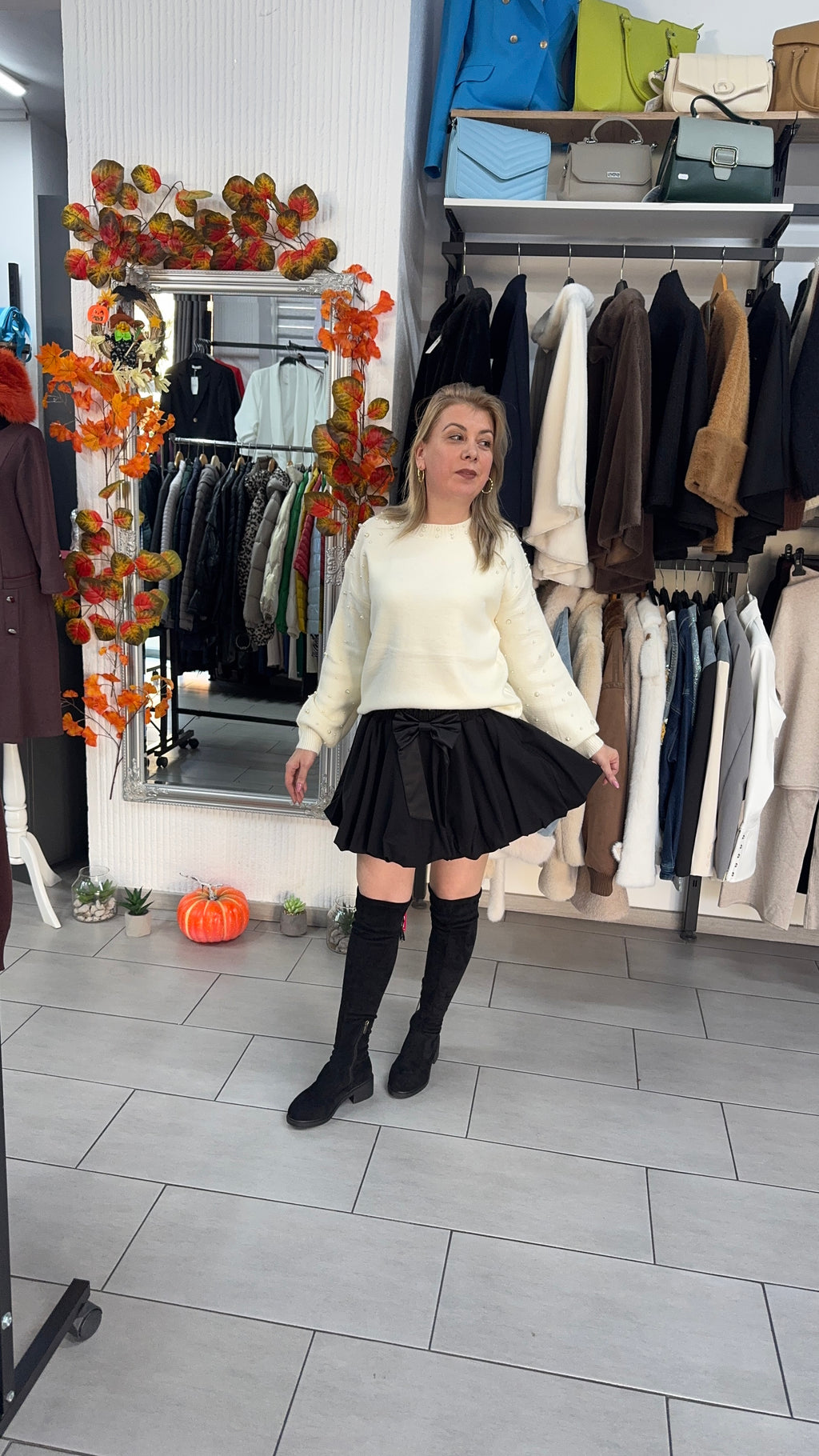 Bluza bej cu perle decorative pe mâneci