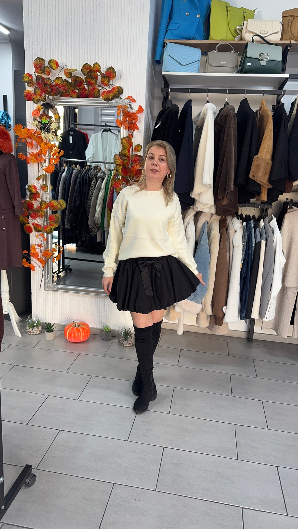 Bluza bej cu perle decorative pe mâneci