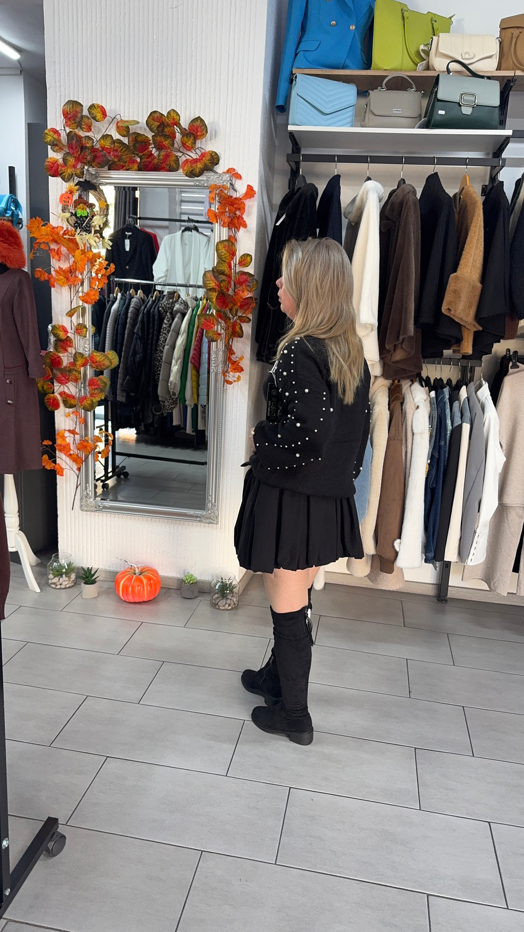 Bluză neagră elegantă cu perle aplicate pe mâneci