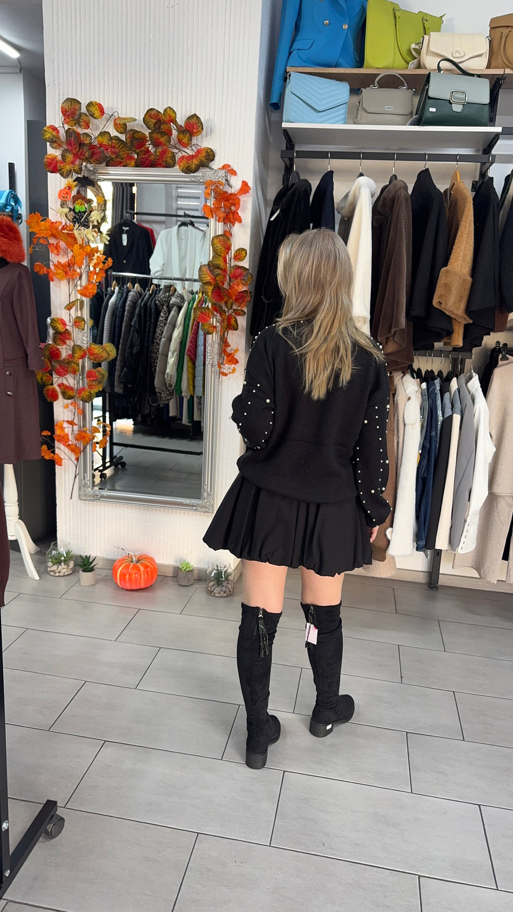 Bluză neagră elegantă cu perle aplicate pe mâneci