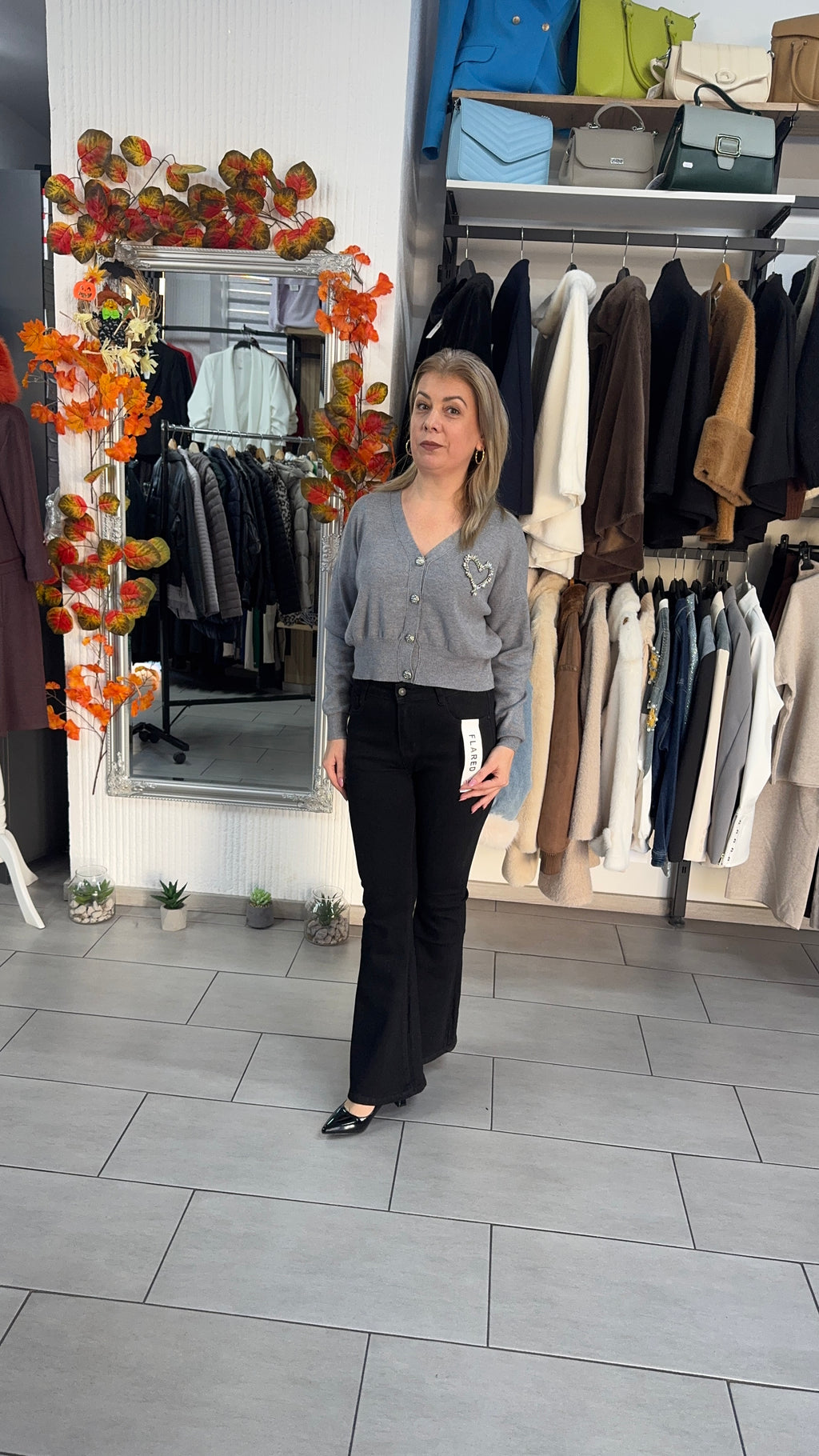 Pulover gri cu nasturi decorativi și inimă strălucitoare