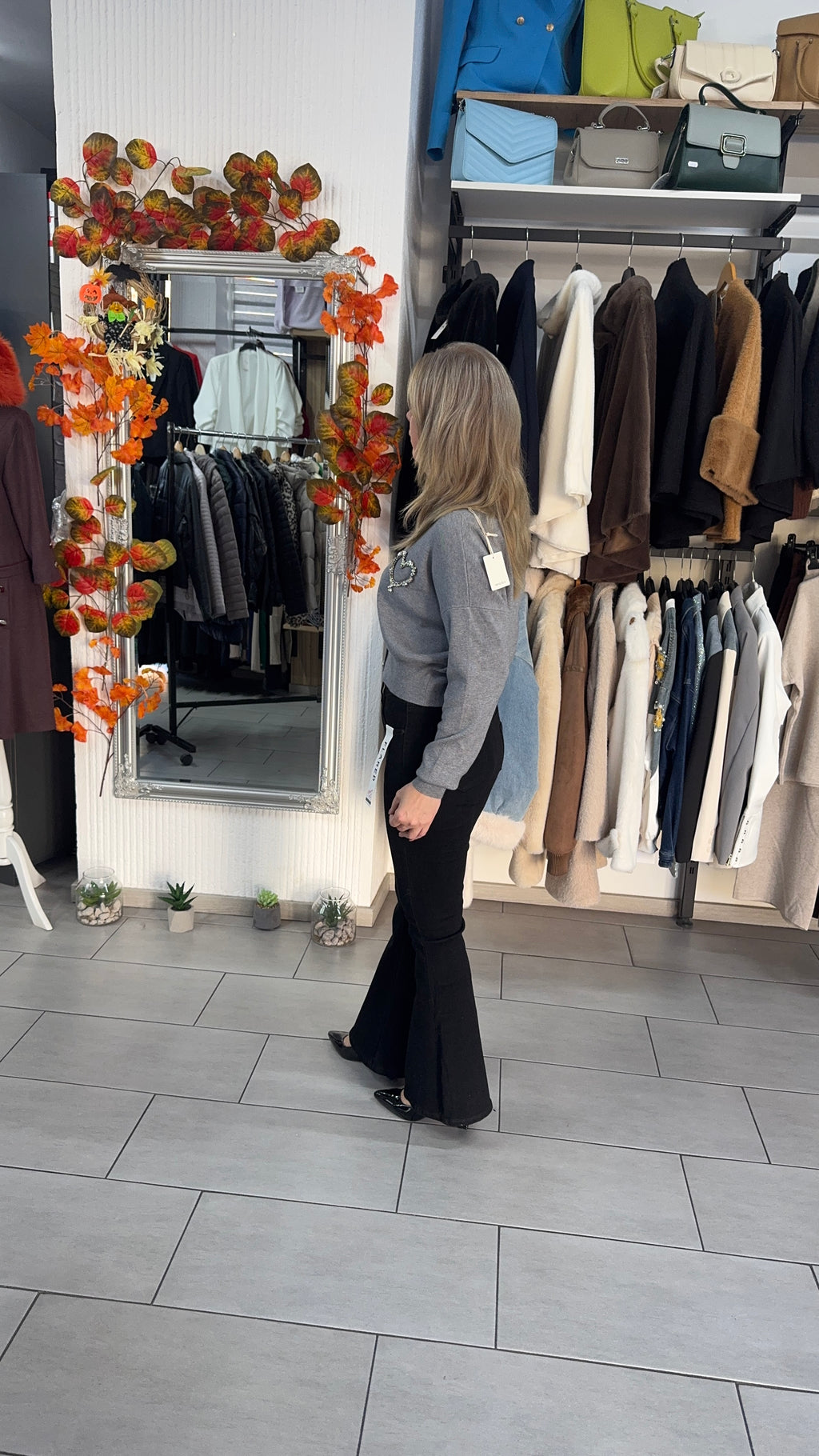 Pulover gri cu nasturi decorativi și inimă strălucitoare