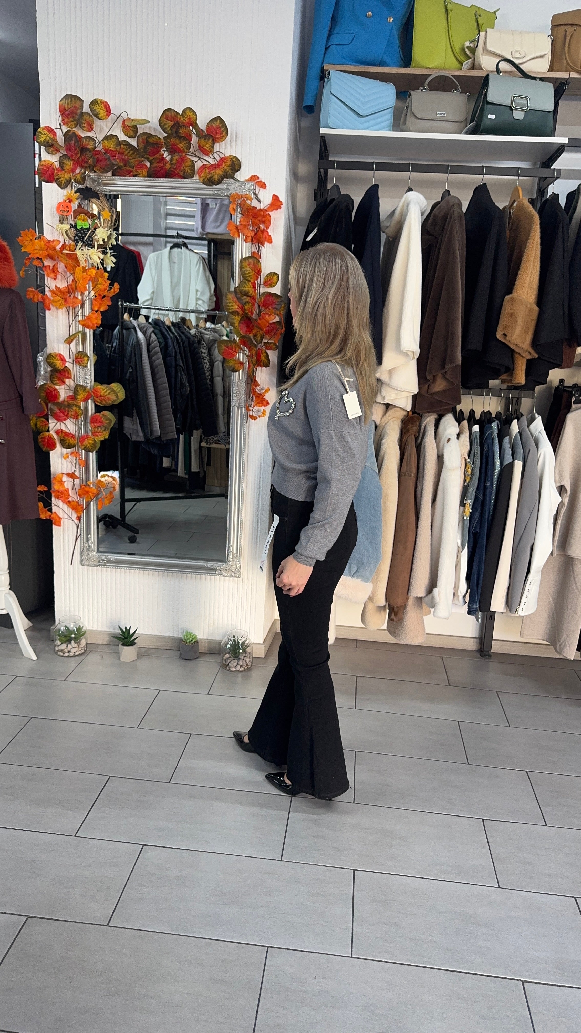 Pulover gri cu nasturi decorativi și inimă strălucitoare