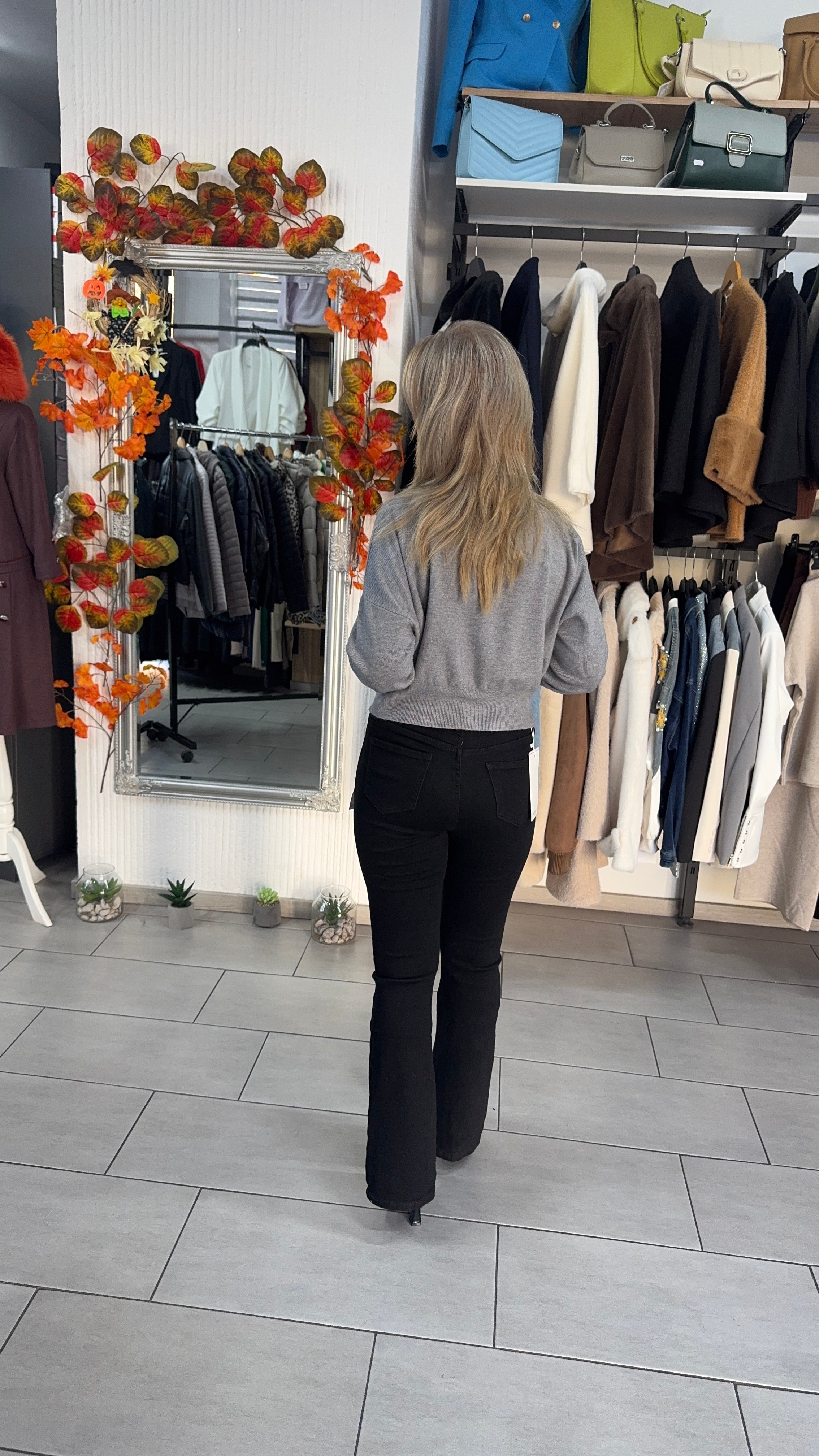 Pulover gri cu nasturi decorativi și inimă strălucitoare