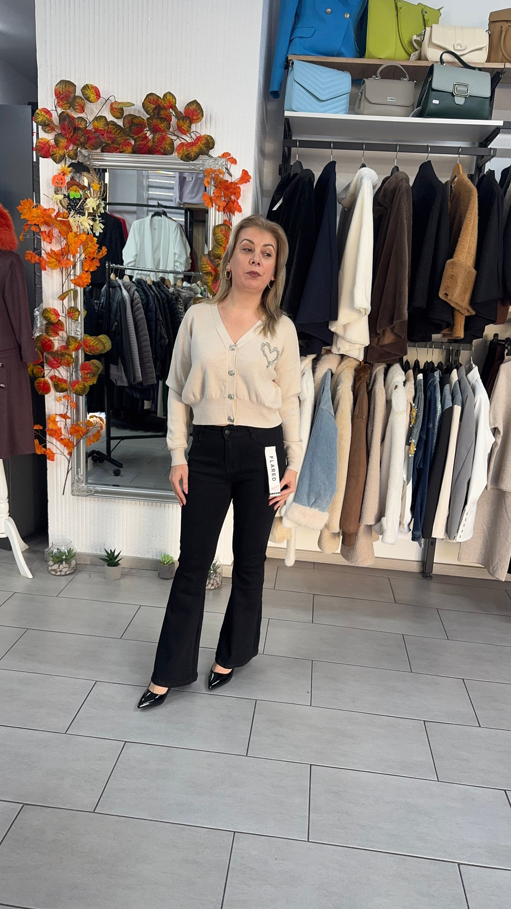 Pulover bej cu nasturi decorativi și inimă strălucitoare