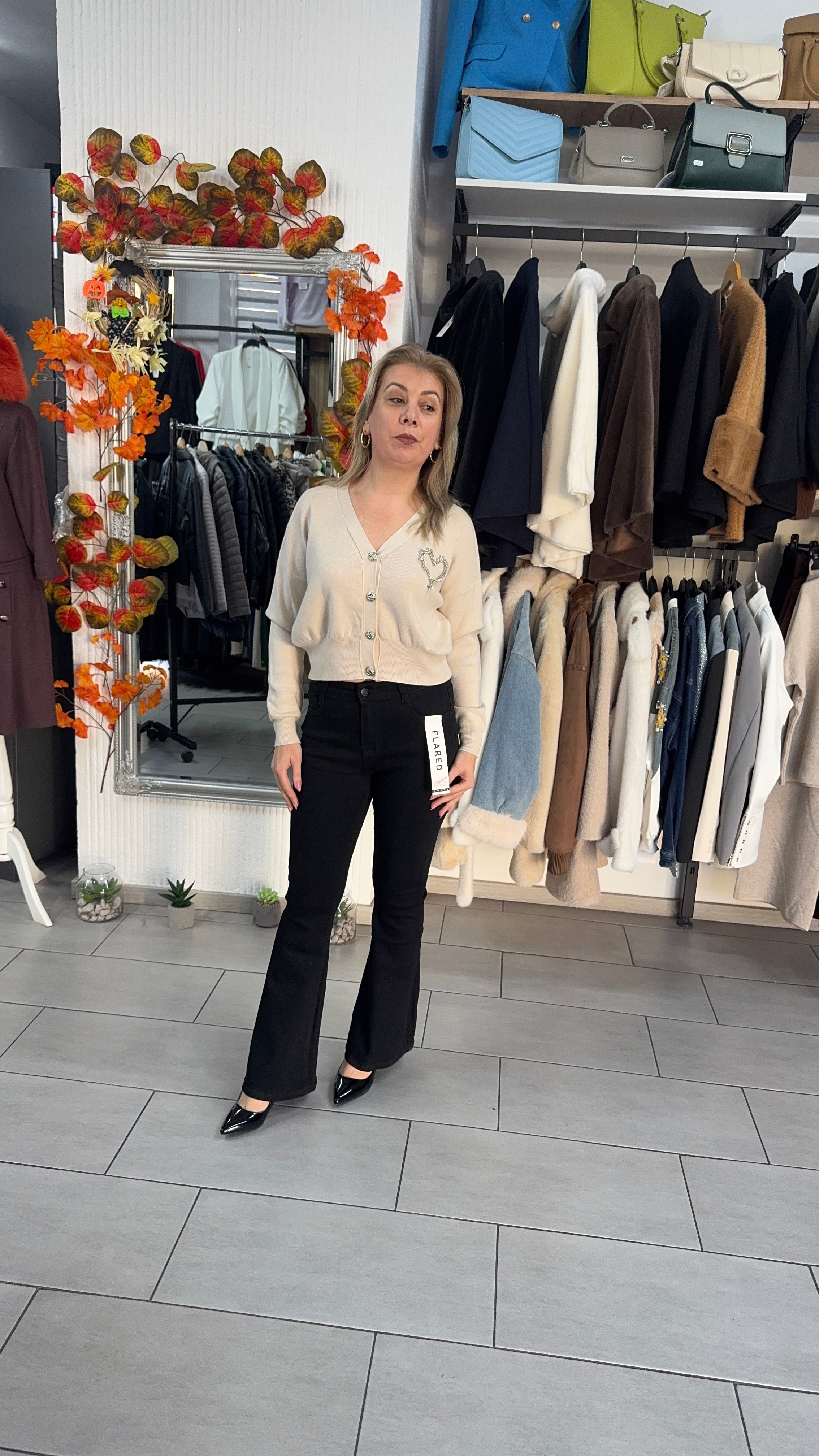 Pulover bej cu nasturi decorativi și inimă strălucitoare