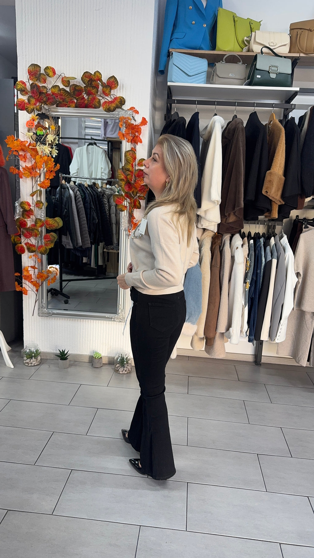 Pulover bej cu nasturi decorativi și inimă strălucitoare