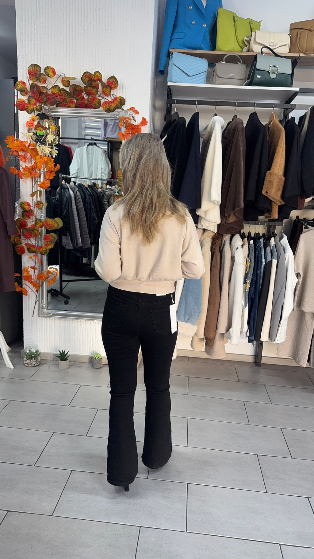 Pulover bej cu nasturi decorativi și inimă strălucitoare