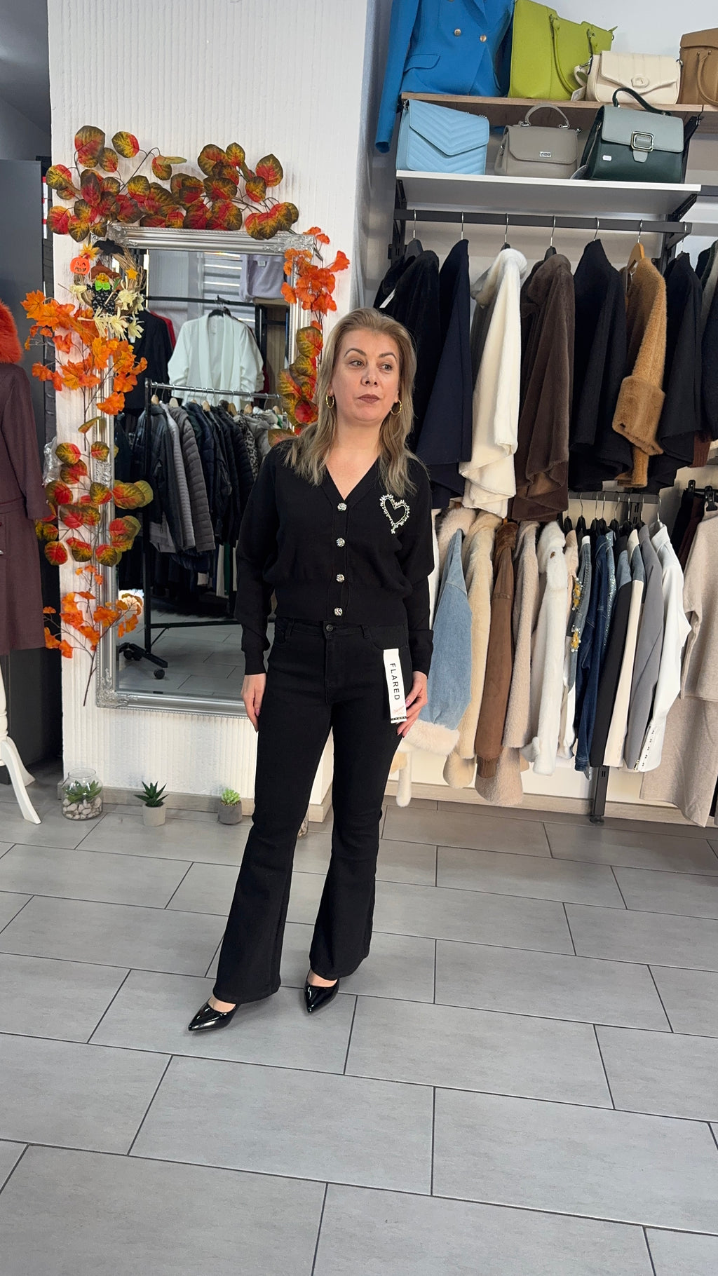 Pulover negru cu nasturi decorativi și inimă strălucitoare