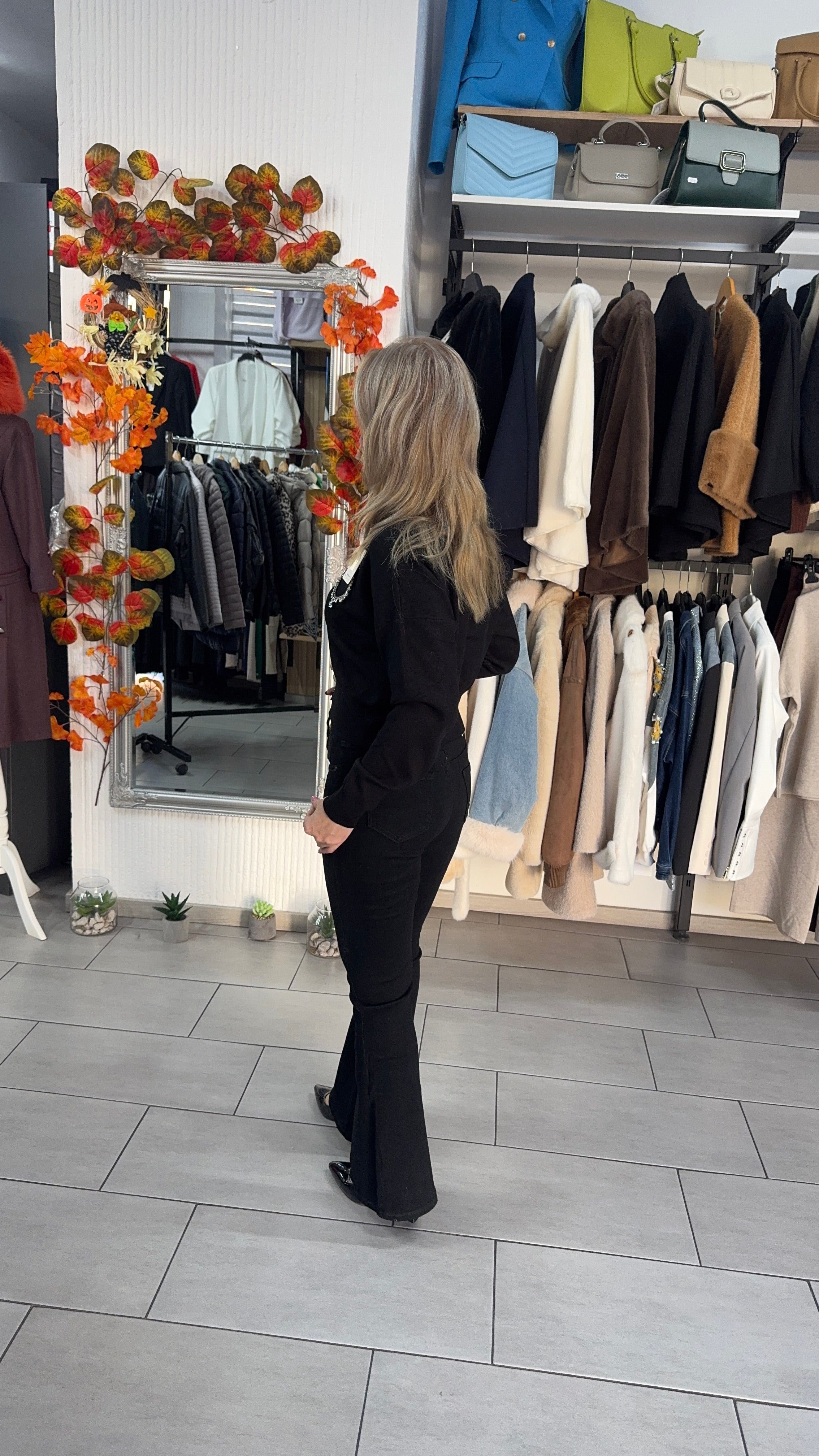 Pulover negru cu nasturi decorativi și inimă strălucitoare